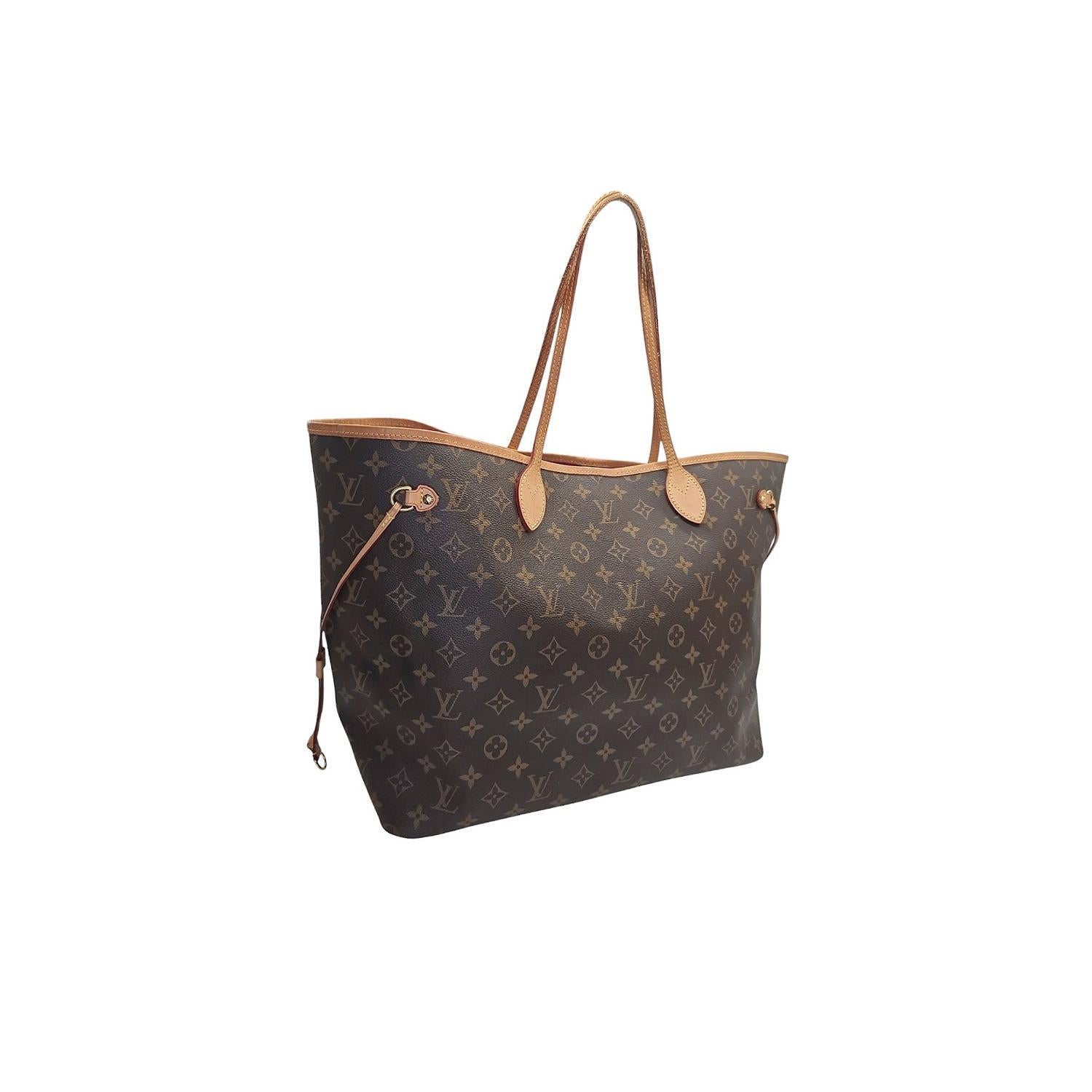 Offrez-vous le luxe avec le Monogram Neverfull GM de Louis Vuitton. Cette pièce finement confectionnée est dotée de la toile Monogram emblématique, de ferrures dorées et de deux bandoulières en cuir pour un look chic. L'intérieur spacieux est