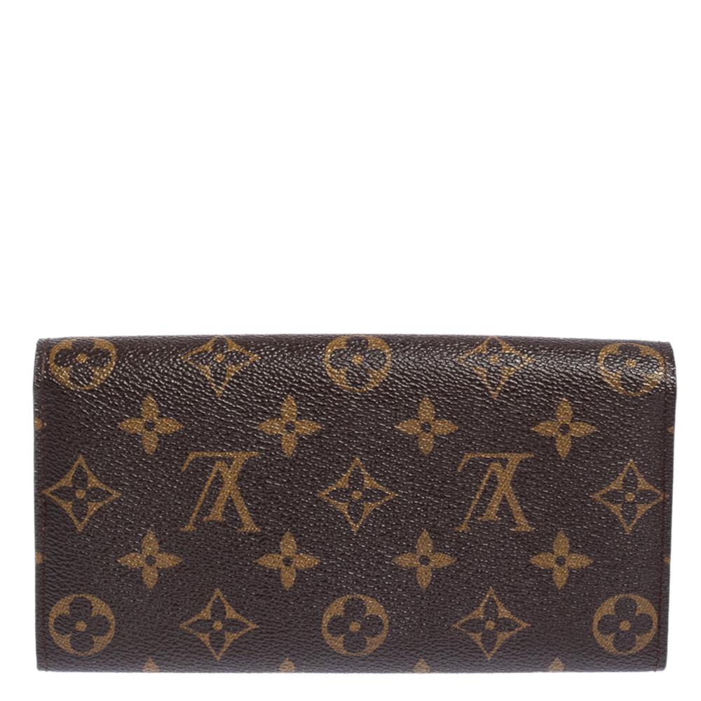 One of the most famous wallets by Louis Vuitton is the Sarah. This one here comes made from monogram coated canvas and the button on the flap opens to an interior with multiple card slots and a zip pocket. Perfect in size, this wallet can easily fit