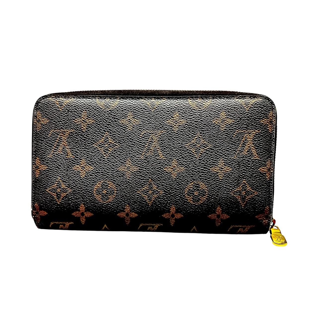 L'organizer Zippy di Louis Vuitton in tela Monogram è un accessorio elegante e pratico per il tuo uso quotidiano. Realizzato in pregiata tela rivestita di Monogram proveniente dalla Spagna, è dotato di una cerniera avvolgente per facilitare