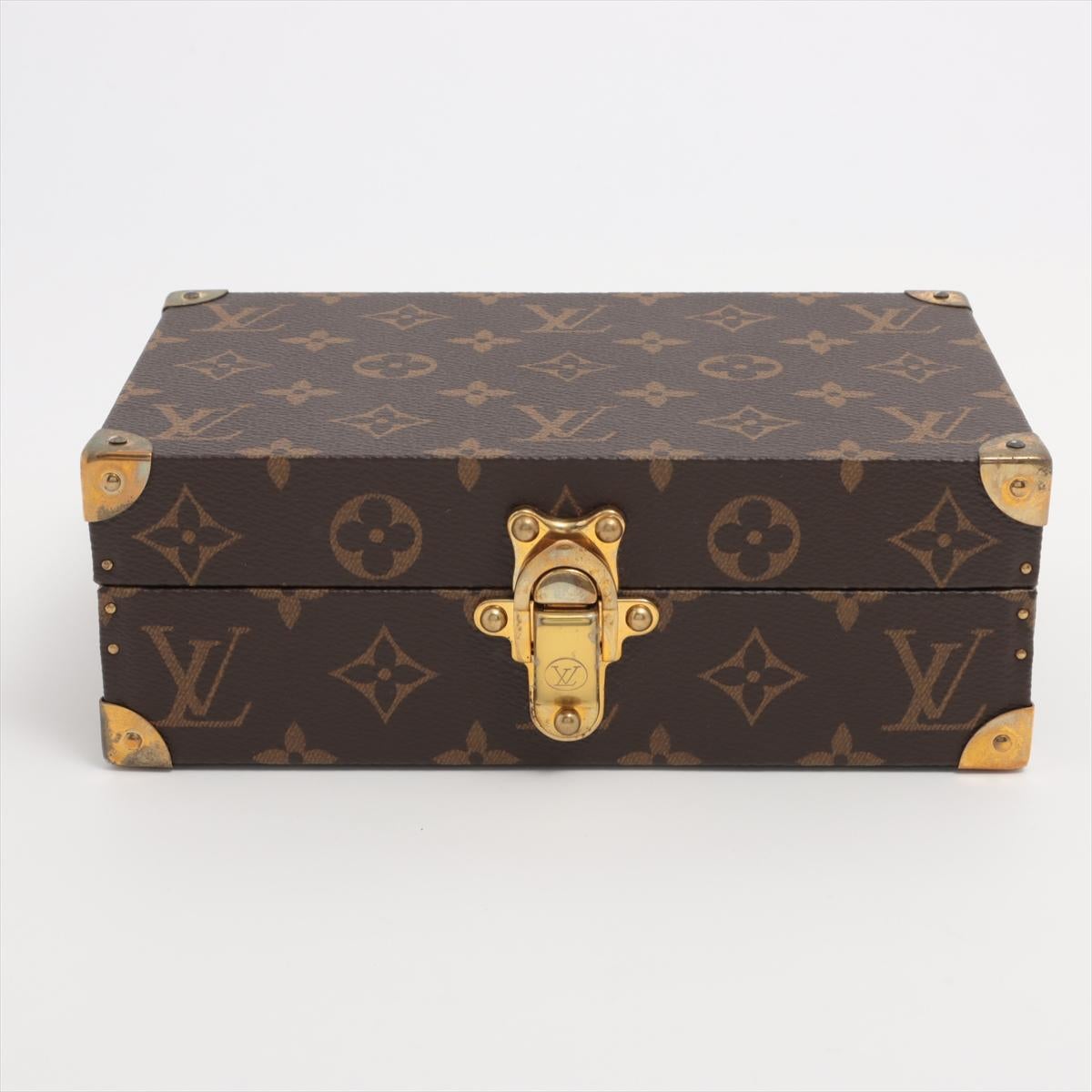 The Louis Vuitton Coffret Polyvalent Mini Trunk Case in Monogram canvas is a refined and versatile accessory that pays homage to the brand's storied trunk-making heritage. Expertly crafted in France, the compact case features iconic Monogram canvas