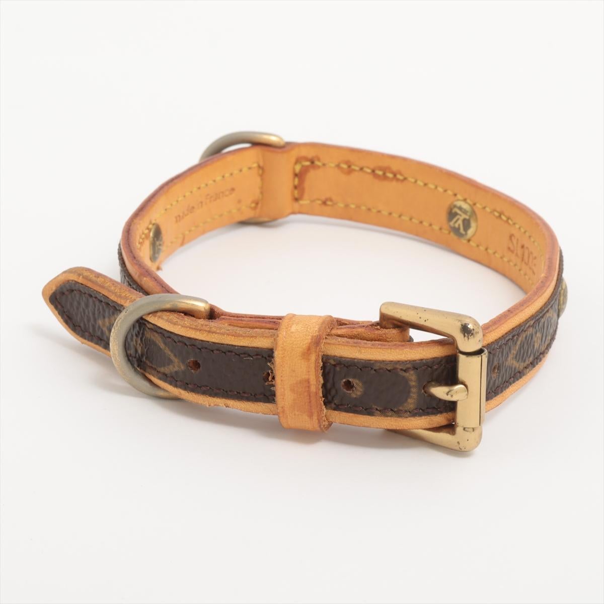 The Louis Vuitton Monogram Baxter PM Collar is a stylish and luxurious pet accessory designed for small dogs. Crafted from iconic Monogram canvas, the collar showcases Louis Vuitton’s signature elegance and durability. The natural cowhide leather