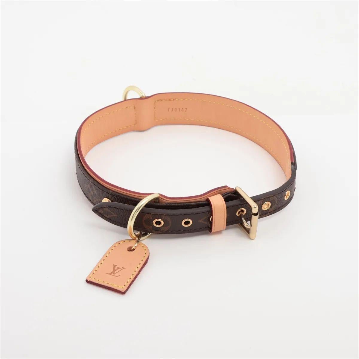 El Collar Monograma Louis Vuitton Baxter MM es un lujoso collar para mascotas fabricado con la emblemática lona Monograma, que combina estilo y funcionalidad para los dueños de mascotas más exigentes. Diseñado para perros de tamaño mediano, presenta