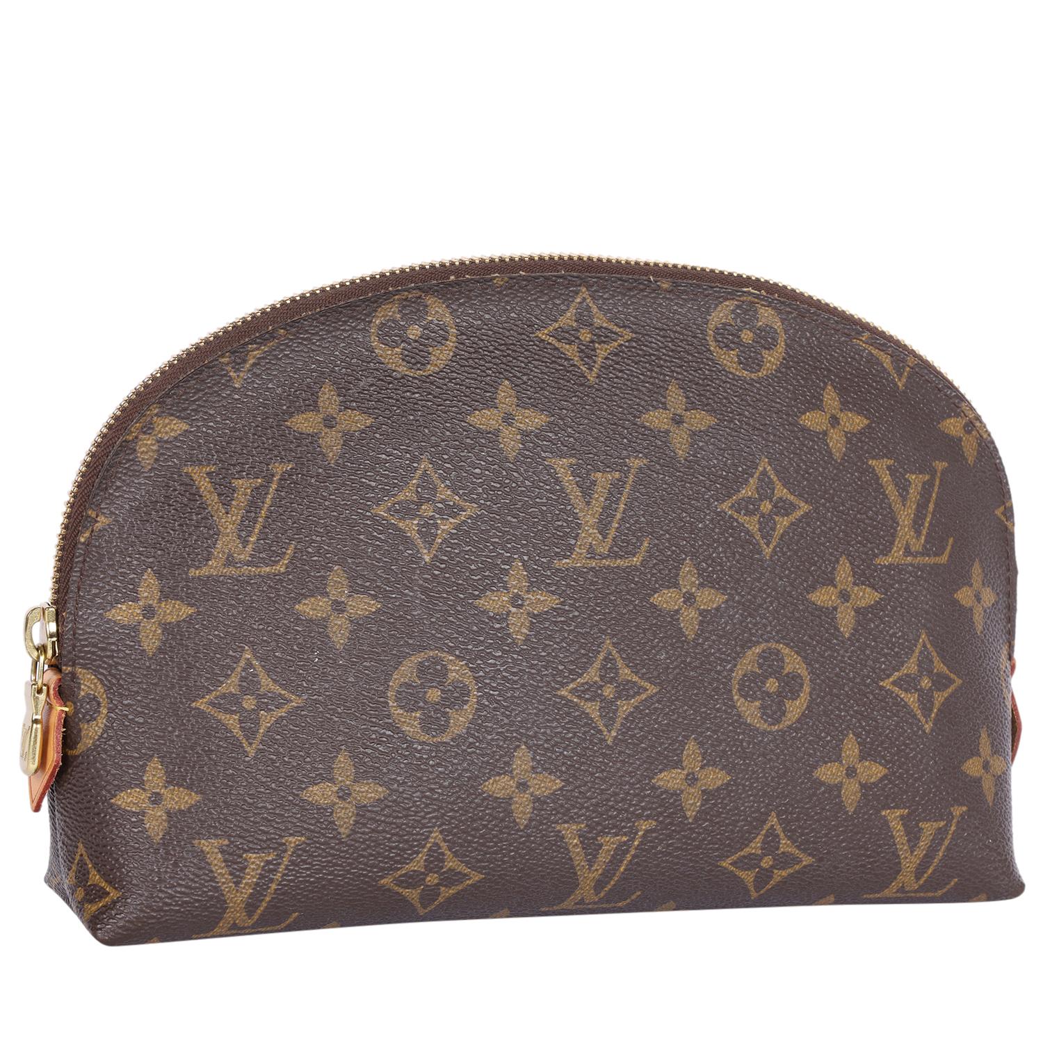 Authentisch WIE NEU Louis Vuitton Monogram Kosmetiktasche GM. Mit braunem Monogram-Canvas, Reißverschluss oben, goldenen Beschlägen und einem waschbaren Innenraum mit 2 Steckfächern.

Verwenden Sie diese tolle Unisex-Tasche als Clutch oder