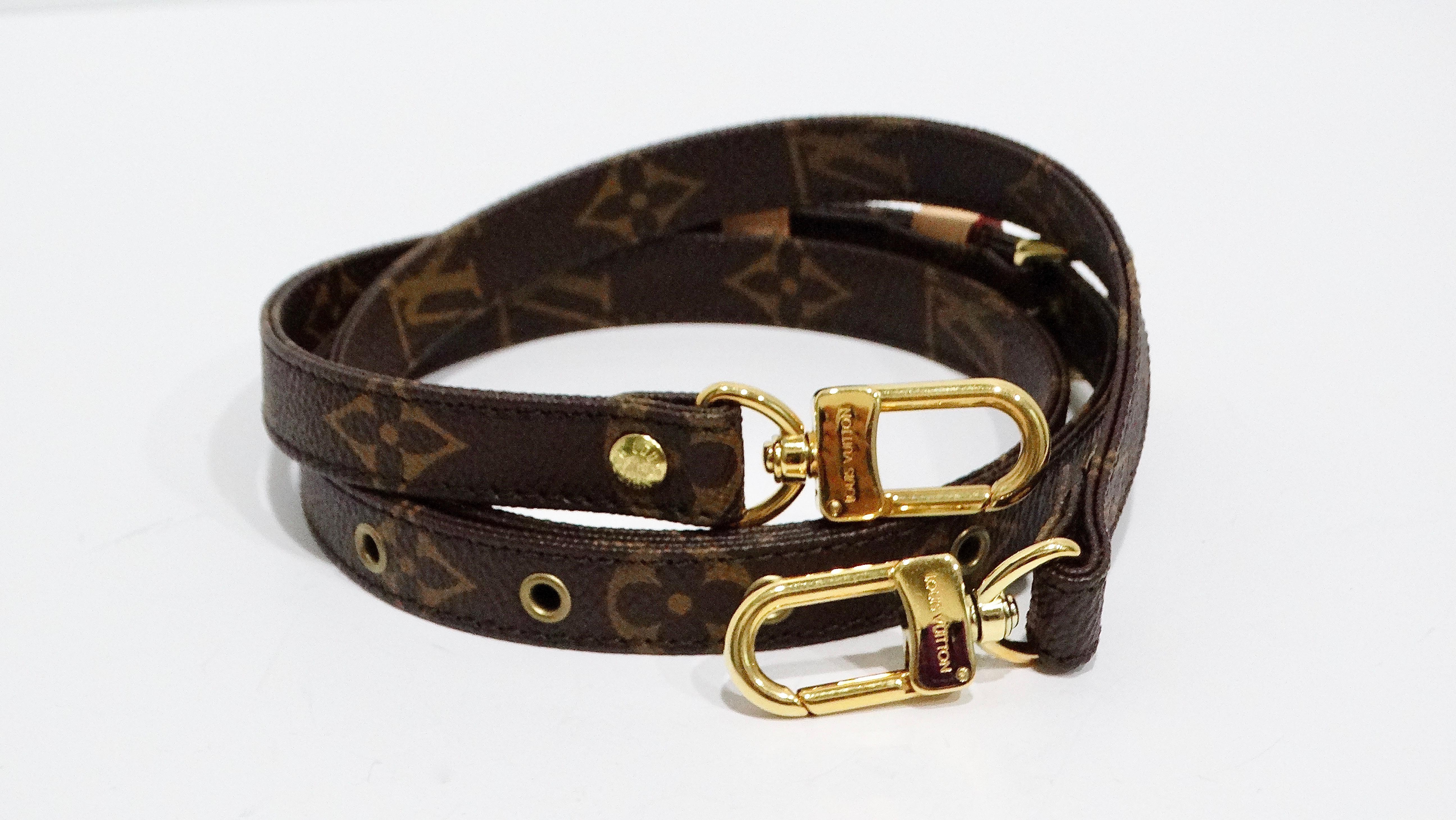 La tracolla in pelle Monogram di Louis Vuitton è l'incarnazione del classico chic, con un'eleganza e una versatilità senza tempo. Realizzata con l'iconica pelle marrone con Monogram di LV, questa tracolla è dotata di diversi occhielli per essere