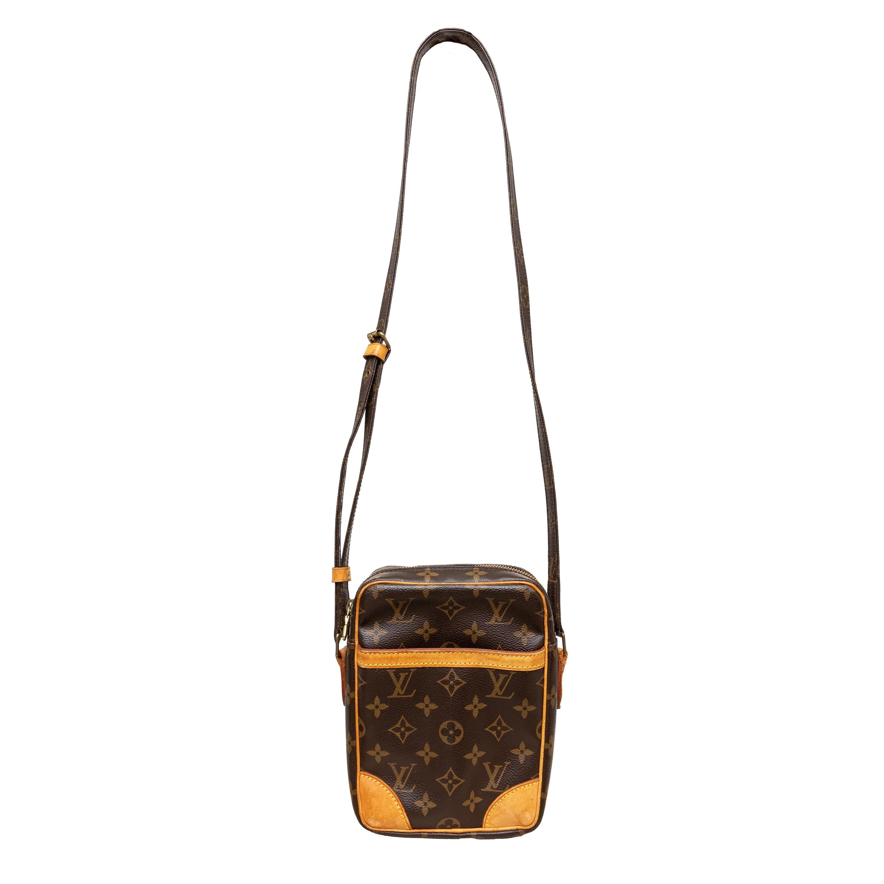 The Louis Vuitton Monogram Danube Crossbody bag is the perfect versatile accessory. Featuring a monogram canvas body with leather trim, an adjustable shoulder strap, and a top zip closure, this bag offers both style and convenience. The exterior