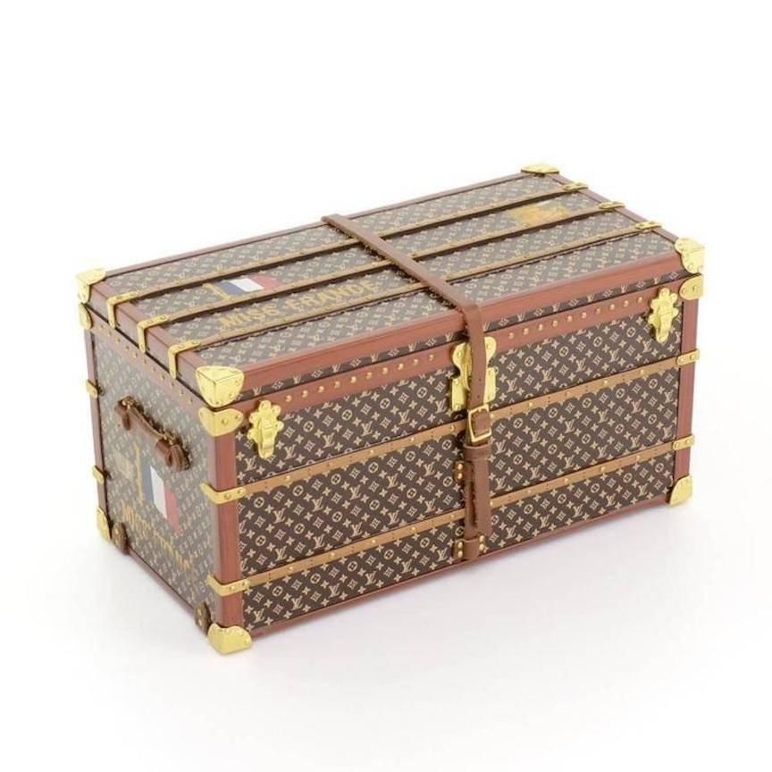 Louis Vuitton Monogram Small Decorative Desk Table Paperweight Trunk in Box 

Monogram canvas 
Gold tone hardware 
Made in France 
Measures 6