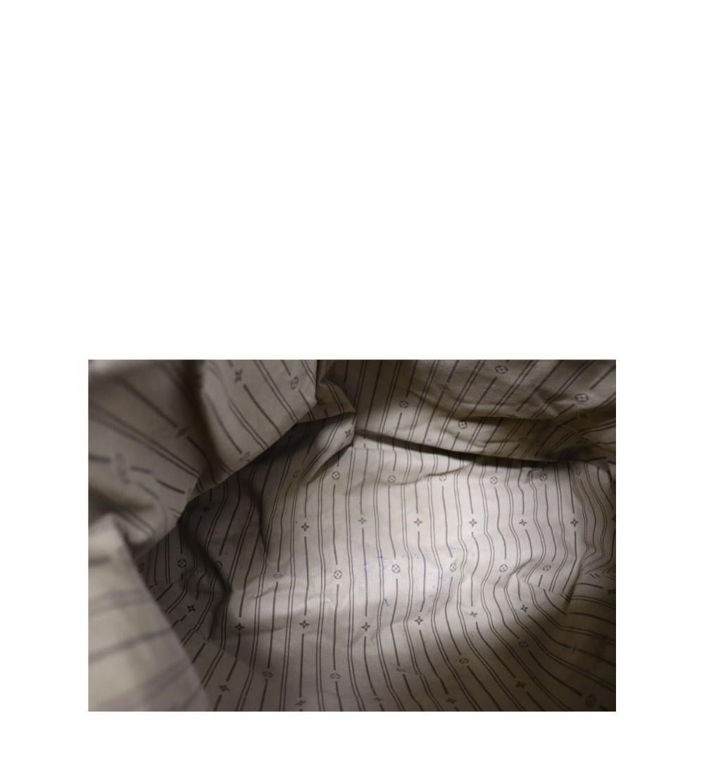 Monograma Louis Vuitton Delicioso GM, Presenta asa superior para el hombro con costuras cruzadas, bolsillos diagonales con cremallera y un bolsillo interior.

Material: Piel
Ferretería: Oro
Altura: 37 cm
Anchura: 45 cm
Profundidad: 15 cm
Caída del