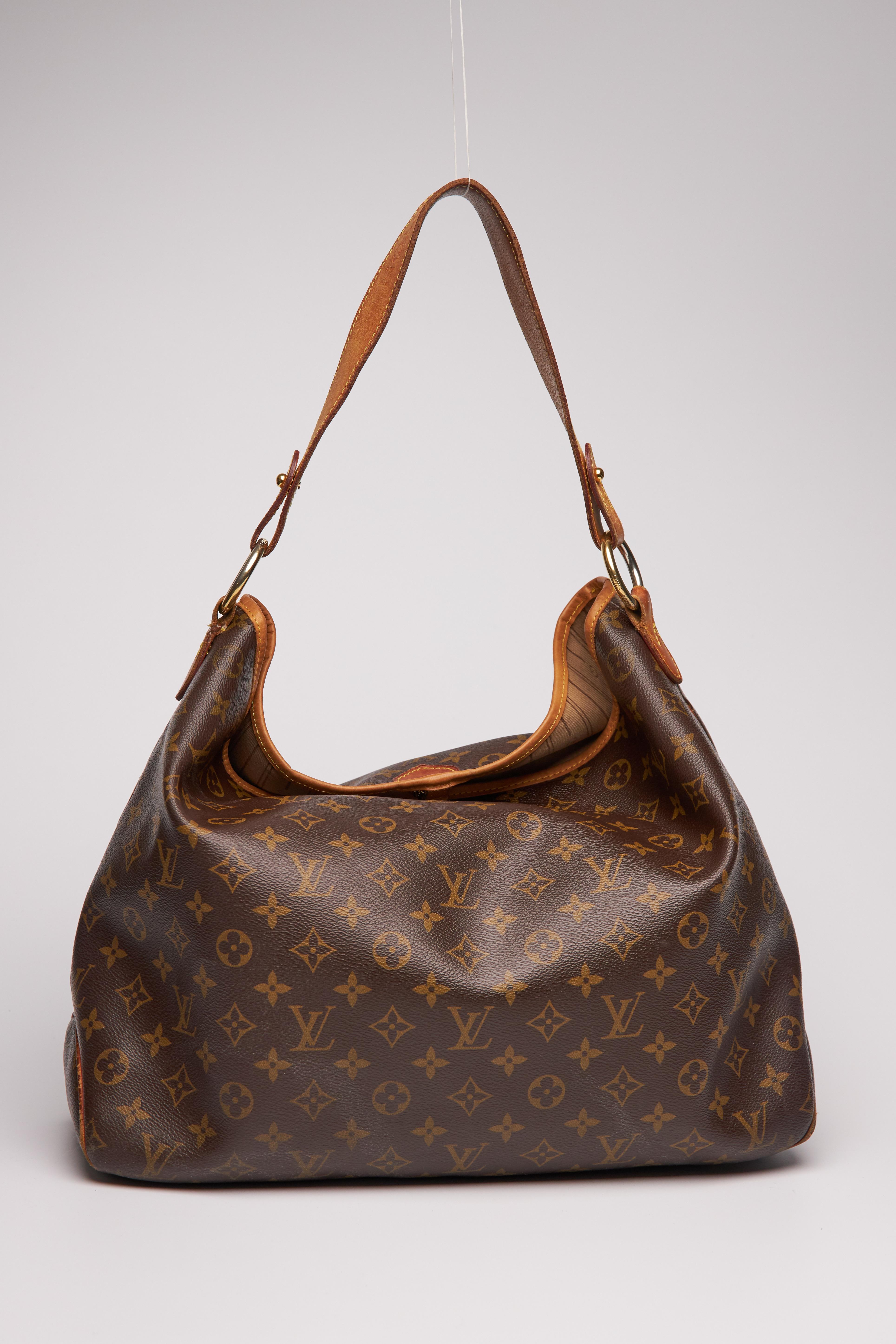 
This tote bag is made of signature Louis Vuitton monogram on coated canvas. The bag features vachetta cowhide leather trim, a matching thick looping shoulder with polished brass hardware, an open top and striped beige fabric interior with a zipper