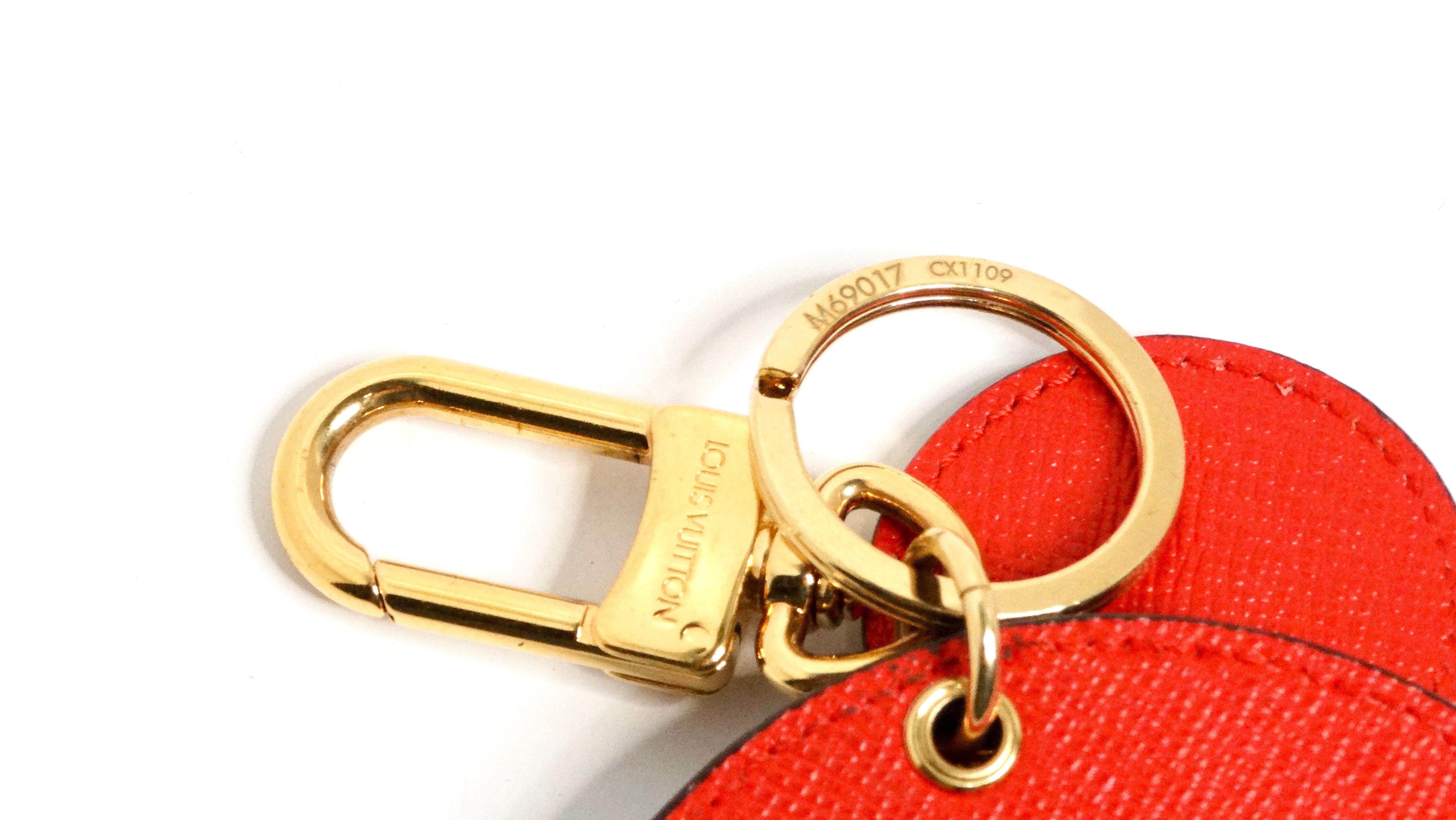 Louis Vuitton Monogram Denim e Borsa in Pelle Rossa Charm In condizioni buone in vendita a Scottsdale, AZ