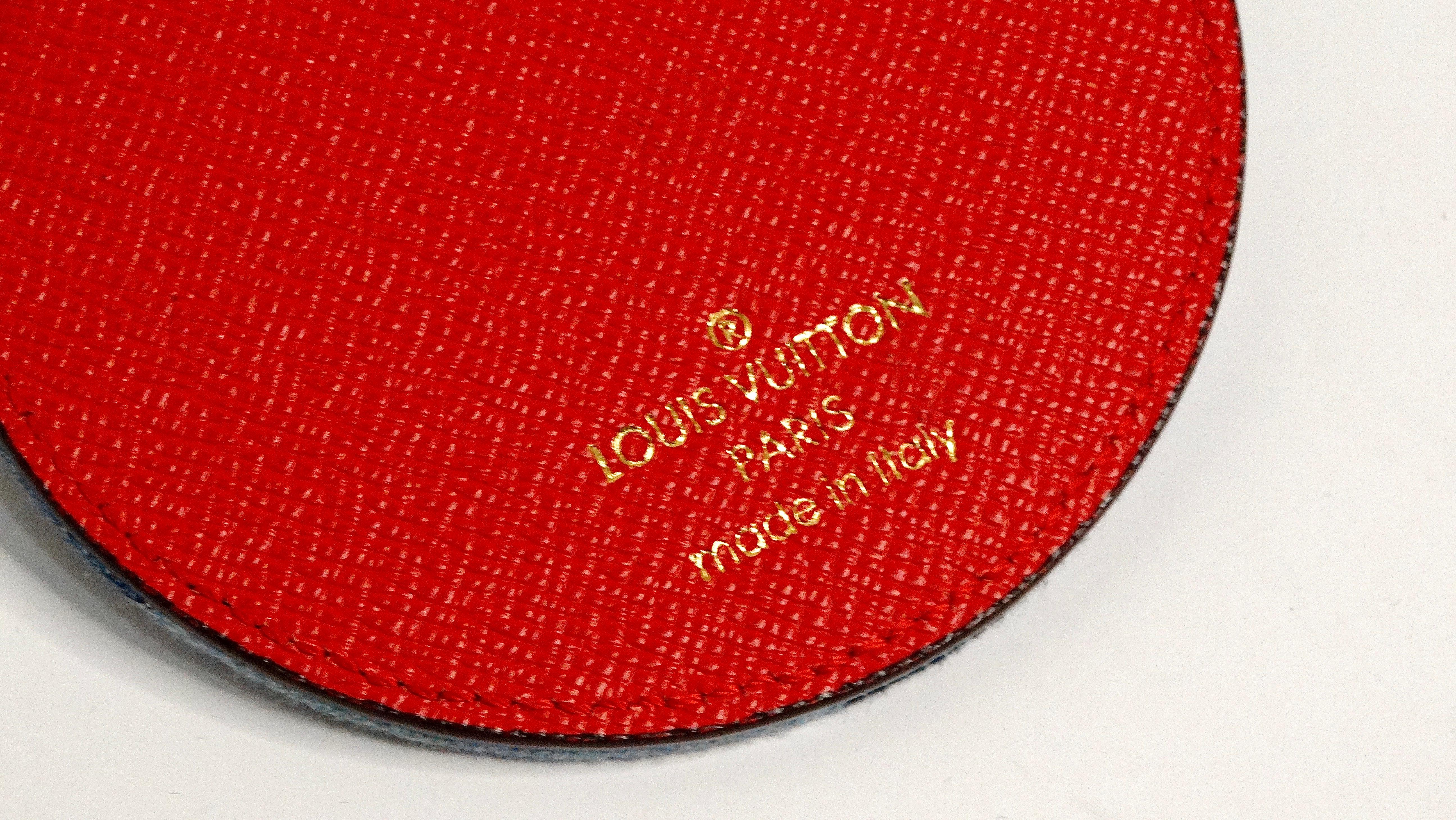 da uomo o donna Louis Vuitton Monogram Denim e Borsa in Pelle Rossa Charm in vendita