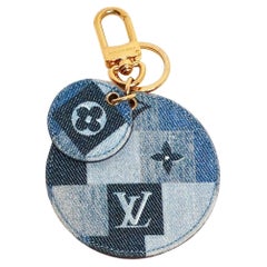 Louis Vuitton Monogrammierte Denim- und rote Ledertaschenanhänger aus Leder