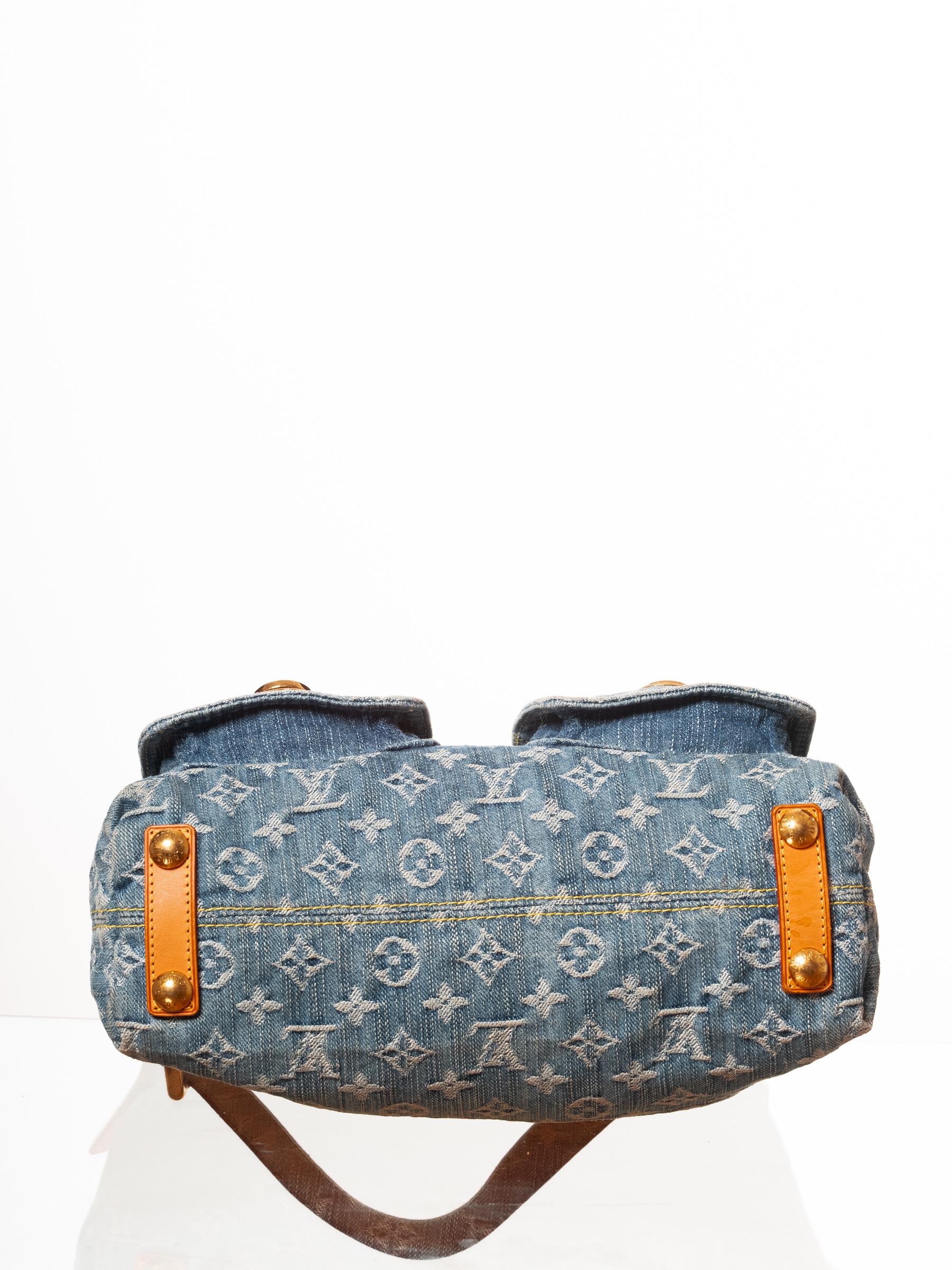 Ce sac Baggy PM est issu de la collection 2006 de Marc Jacobs et est réalisé en denim bleu avec des finitions en cuir vachette. Avec impression monogramme:: matériel en laiton:: bandoulière:: trois poches extérieures:: fermeture à glissière sur le