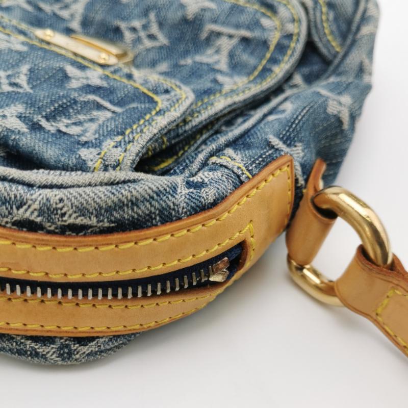 Louis Vuitton Monogrammierte Denim Kamera-Umhängetasche in Blau 8