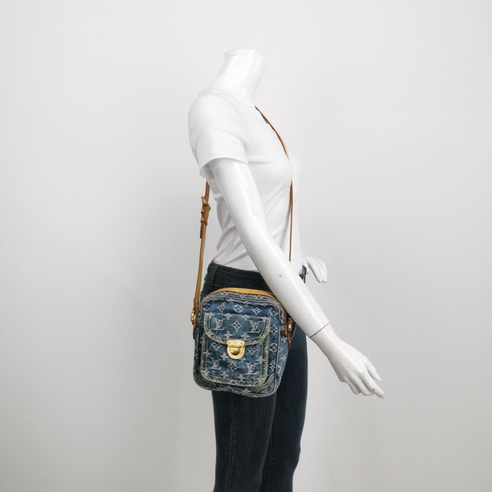Louis Vuitton Monogram Denim Camera Crossbody Bag Blue Dies sind professionelle Fotos der tatsächlich von Luxbags angebotenen Tasche. 
 
 SEHR GUTER VINTAGE-ZUSTAND. Einige Märkte auf dem Leder. Kleine Schrammen an den Rohrleitungen. Kleine Flecken