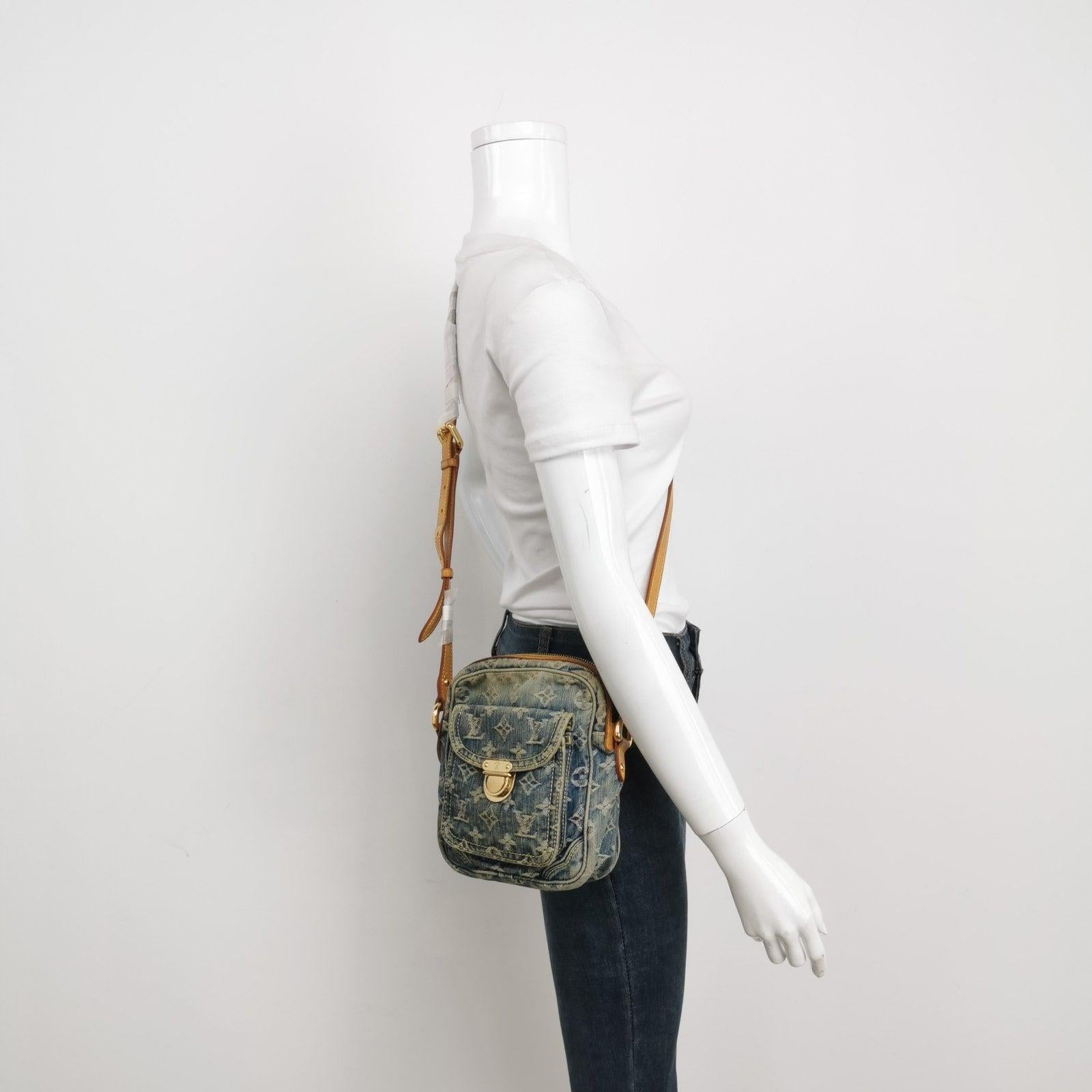 Louis Vuitton Monogram Denim Camera Crossbody Bag Blue These are professional photos of the actual bag offered by Luxbags. 
 FAIR CONDITION Heavy markets on the leather. Moderate crapes around the piping. Some stains on the inside and outside. 
 
