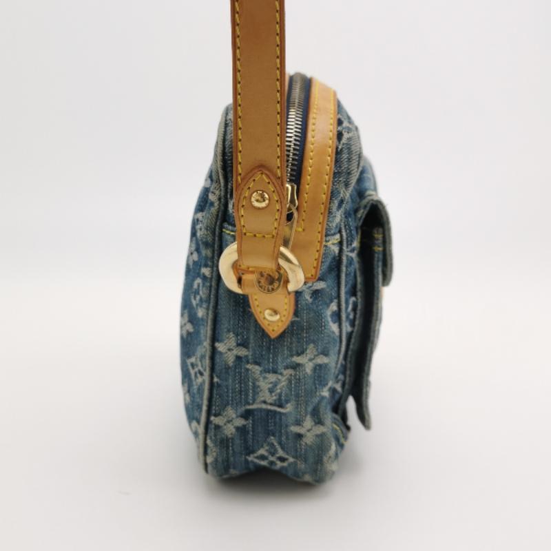 Louis Vuitton Monogrammierte Denim Kamera-Umhängetasche in Blau im Zustand „Gut“ in AUBERVILLIERS, FR