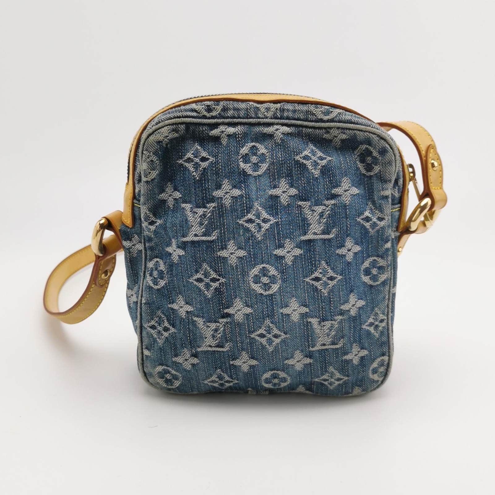 Louis Vuitton Monogrammierte Denim Kamera-Umhängetasche in Blau 2