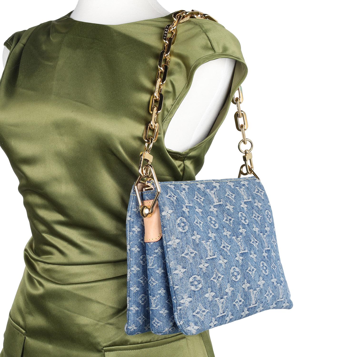 Authentic Louis Vuitton Denim Monogram Coussin PM - Blu

Questa splendida borsa Coussin PM di Louis Vuitton è realizzata con l'iconico Monogram Louis Vuitton in denim.  Progettata per garantire eleganza e versatilità, è dotata di lussuose finiture