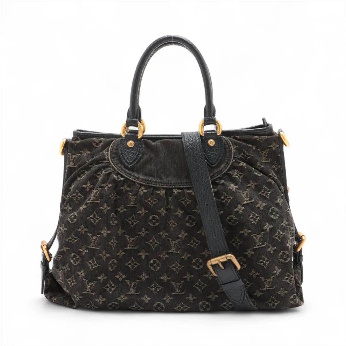 Le Monogram Denim Neo Cabby GM de Louis Vuitton est un sac à main élégant et spacieux qui allie le charme de la décontraction à la signature du luxe. Confectionné en denim monogramme souple et garni de cuir de vachette naturel, il présente une