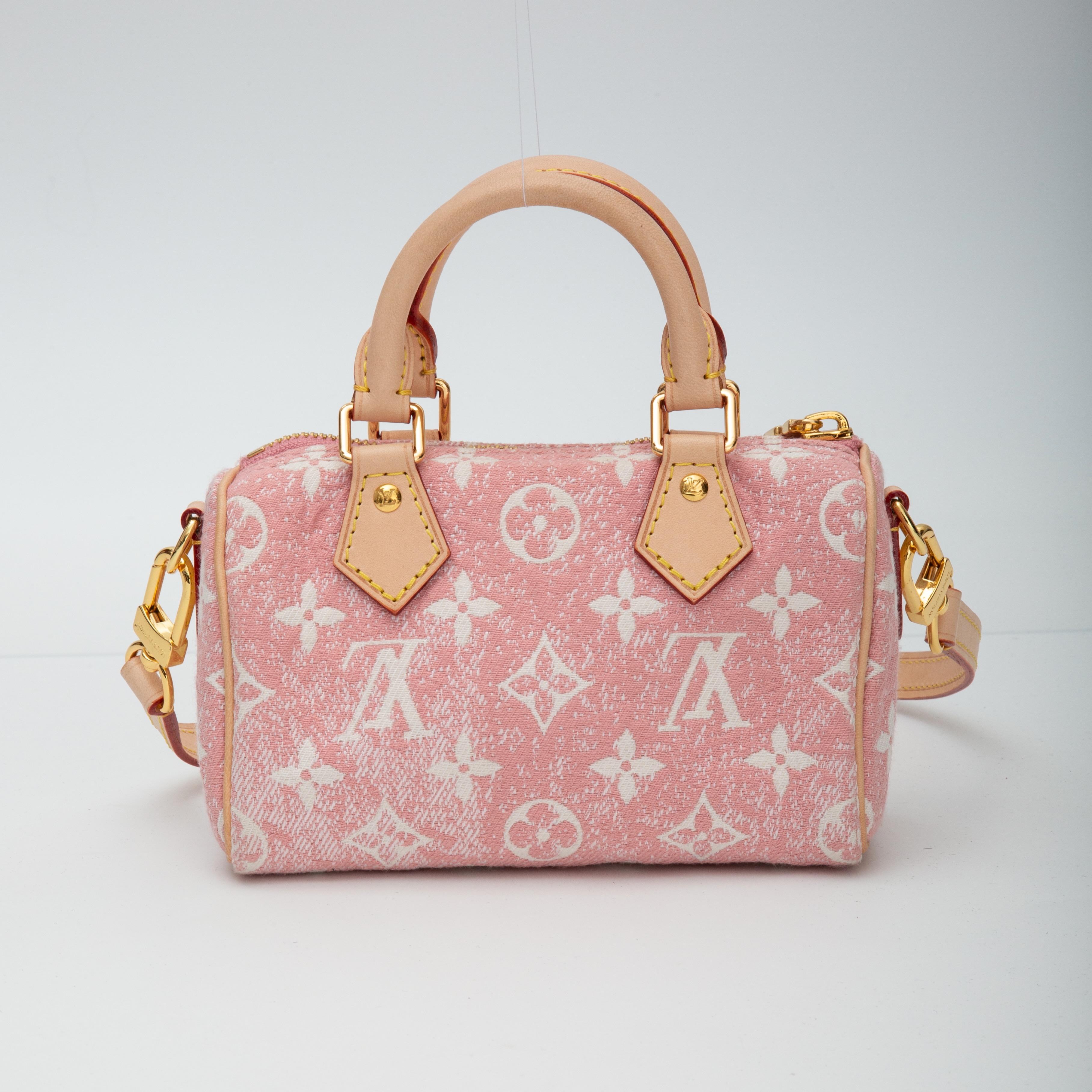 Le Nano Speedy en denim jacquard Monogram est une version miniature parfaite de l'emblématique Speedy de Louis Vuitton. La technique de tissage jacquard recrée à la fois le motif Monogram et l'effet stone-washed de la matière. Whiting : deux