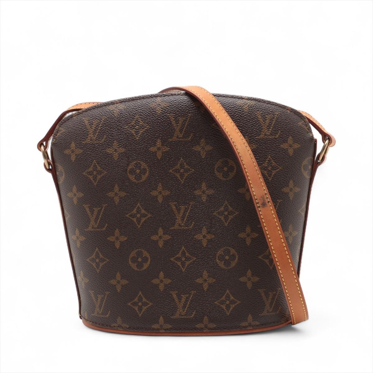 Le sac croisé Monogram Drouot de Louis Vuitton est un accessoire chic et compact qui allie parfaitement style et fonctionnalité. Confectionné à partir de la toile Monogram emblématique, ce sac structuré présente un design épuré en forme de dôme qui