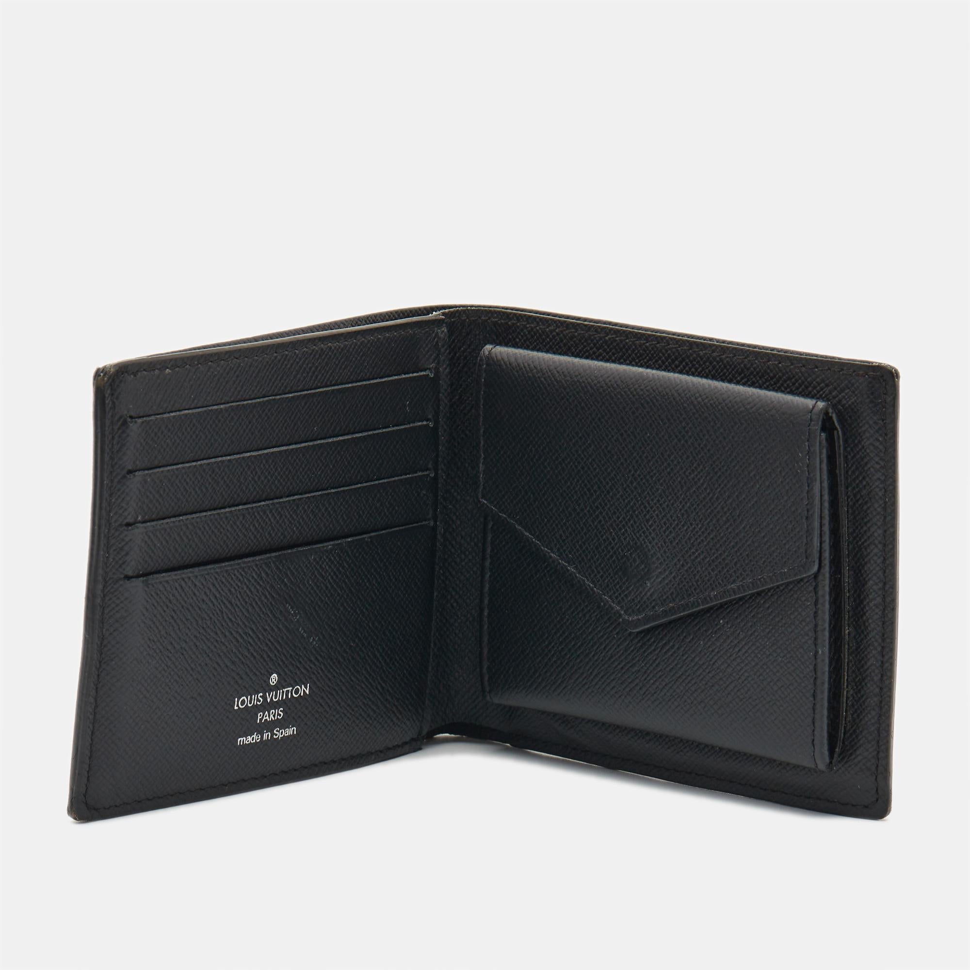 This classy LV wallet for men brings along a touch of luxury and immense style. It comes perfectly crafted to neatly carry your cards and cash.