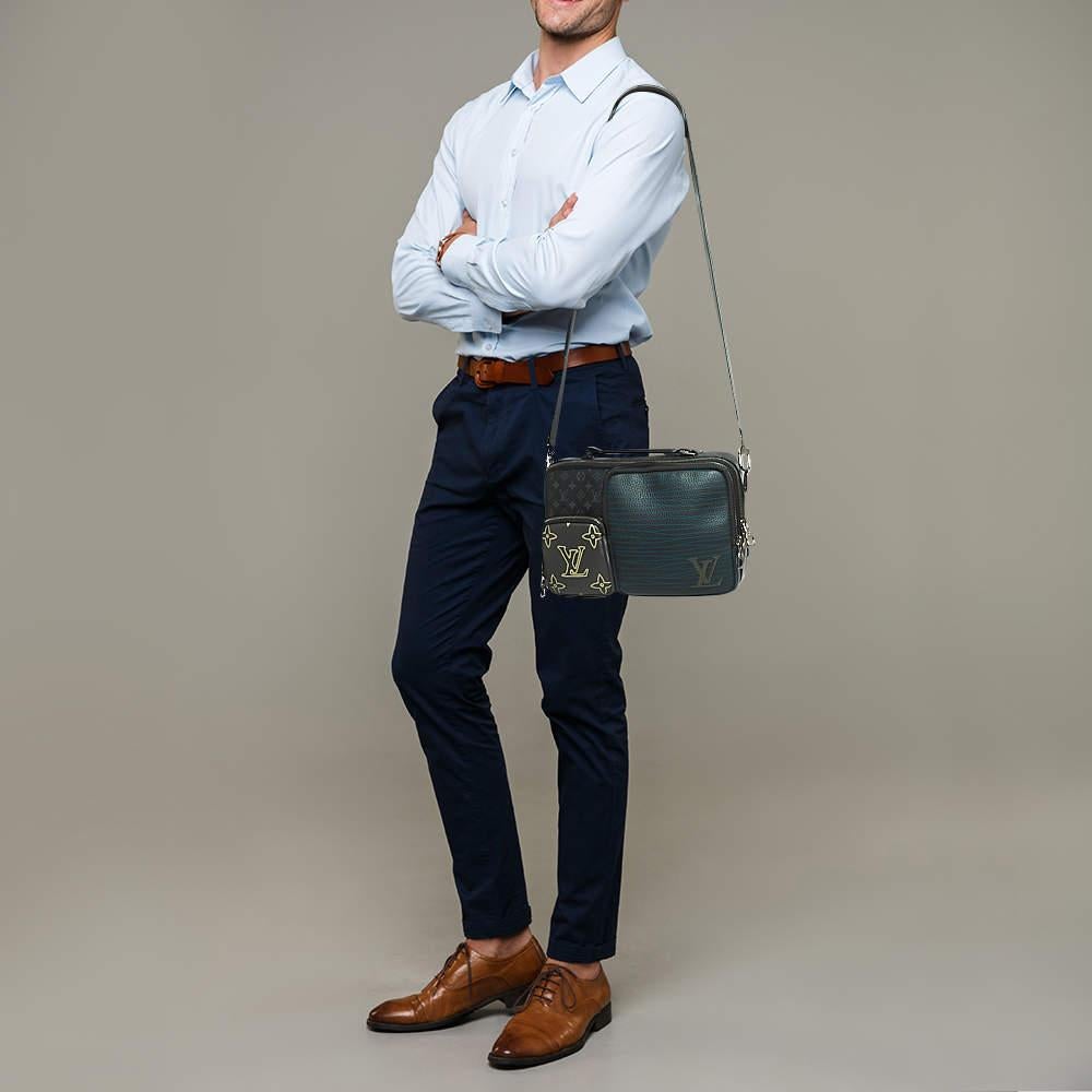 Ce sac messager Louis Vuitton pour homme se caractérise par des détails bien pensés, une grande qualité et une commodité quotidienne. Le sac est cousu avec talent pour offrir un look raffiné et une finition impeccable.

