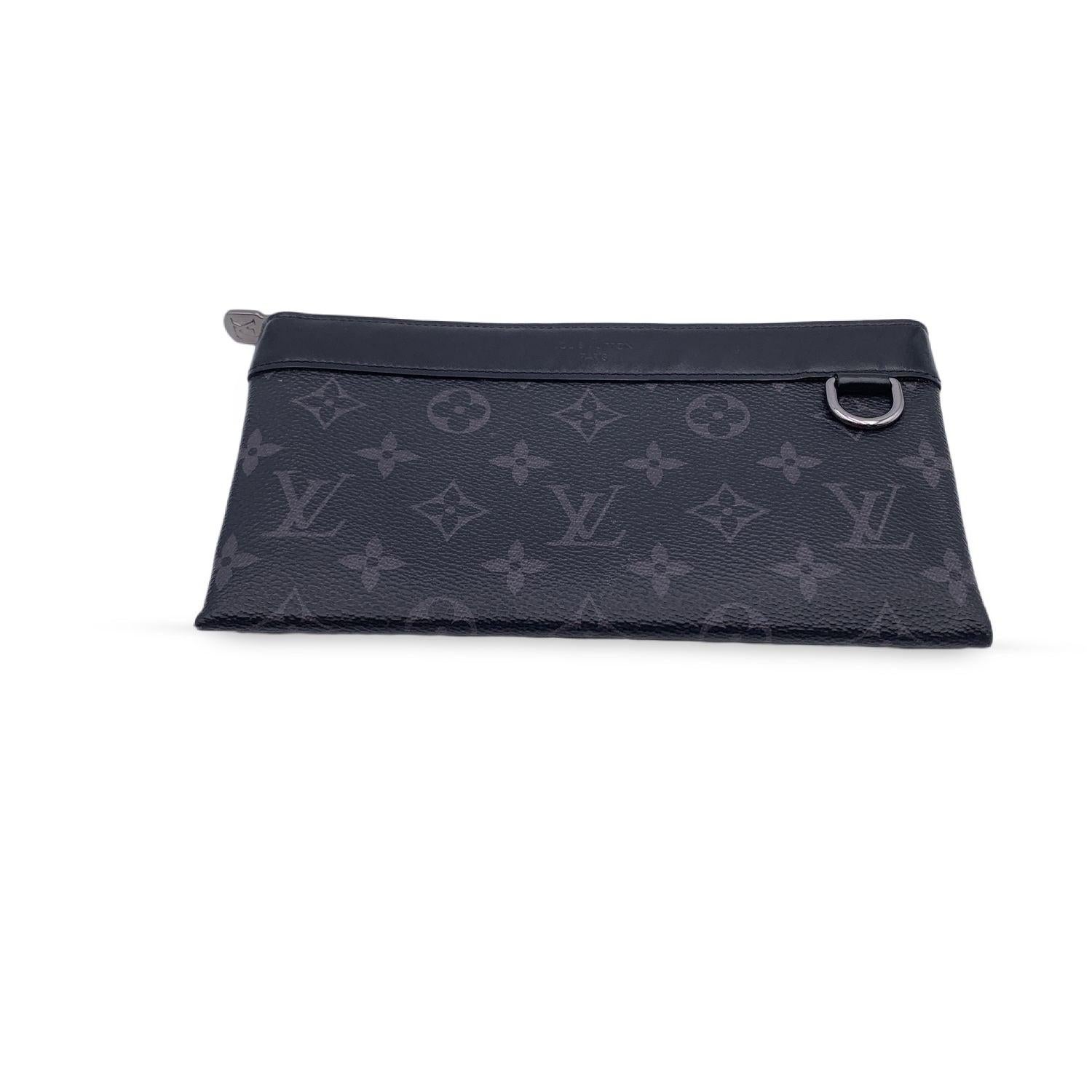 Louis Vuitton Monogram Eclipse Canvas Pochette Discovery Clutch Bag In Excellent Condition For Sale In Rome, Rome