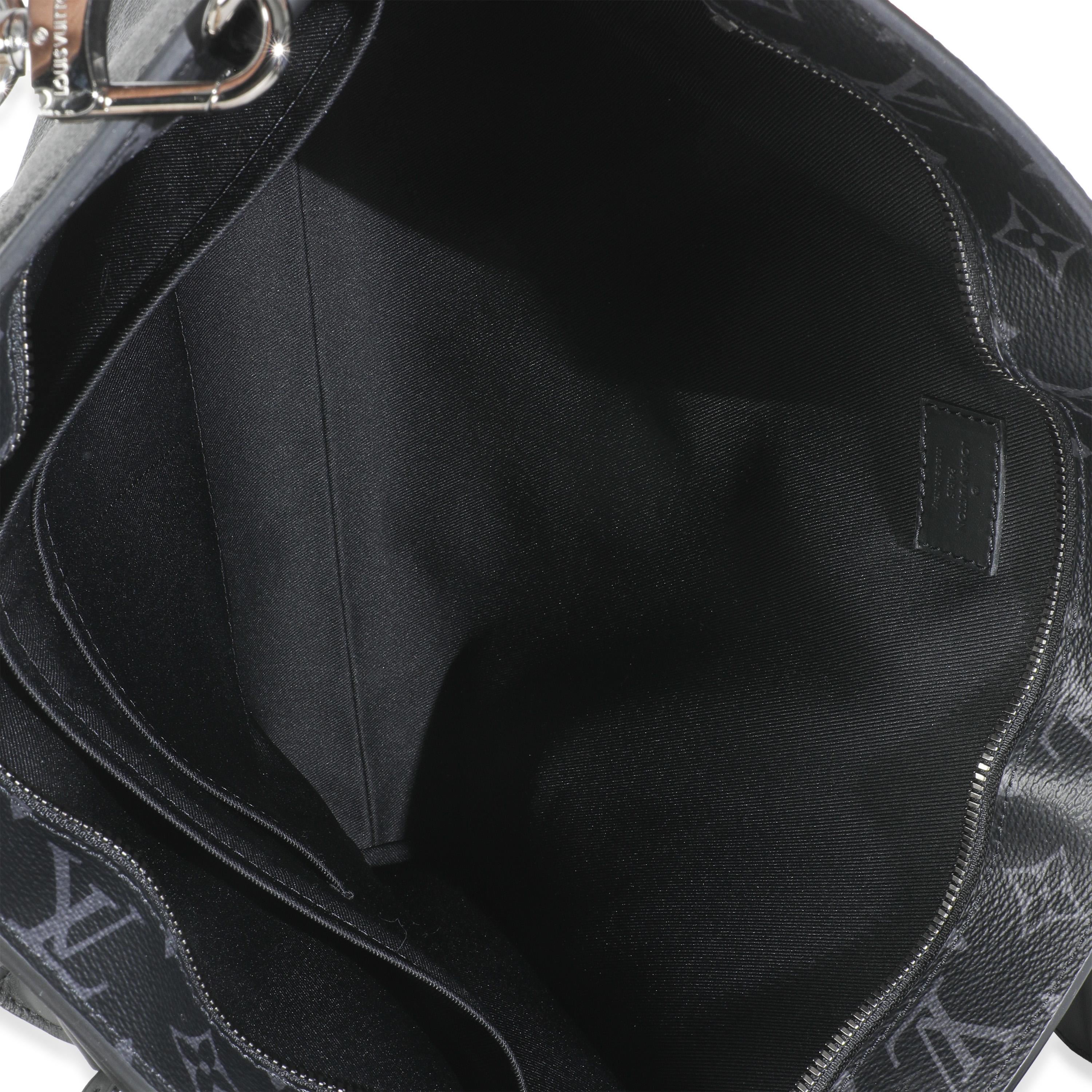 Louis Vuitton Monogram Eclipse Canvas Sac Plat Horizontal Zippe im Angebot 1