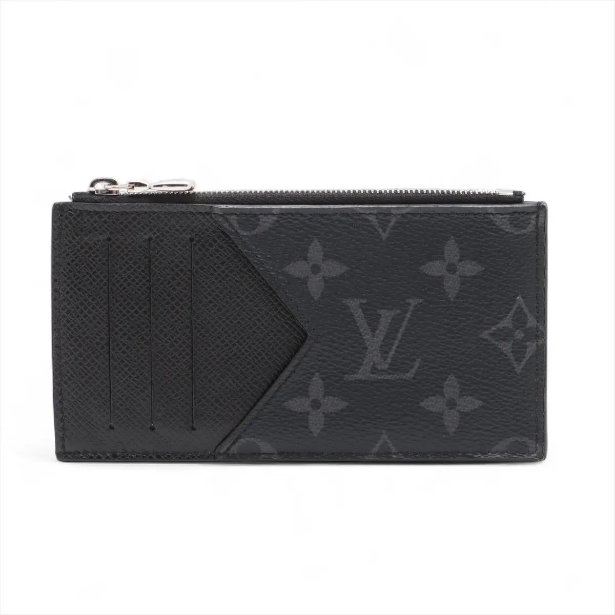Le porte-monnaie Monogram Eclipse de Louis Vuitton est une pièce raffinée et polyvalente, fabriquée à partir de la toile Monogram Eclipse emblématique de la maison et agrémentée de détails en cuir noir. Compact mais très fonctionnel, il s'ouvre sur