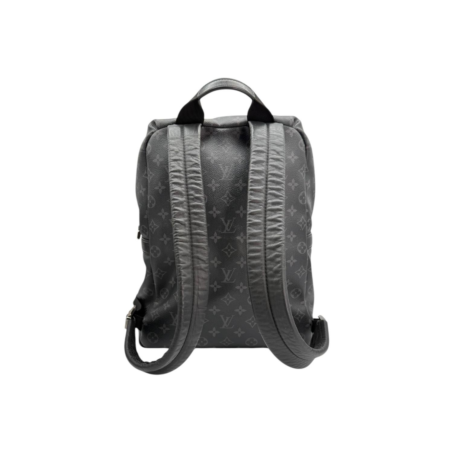 Faites l'expérience du luxe et de la sophistication avec le sac à dos Louis Vuitton Monogram Eclipse Discovery PM. Fabriqué en toile enduite noire et garni de cuir, ce sac à dos est doté de ferrures argentées et de multiples poches pour faciliter