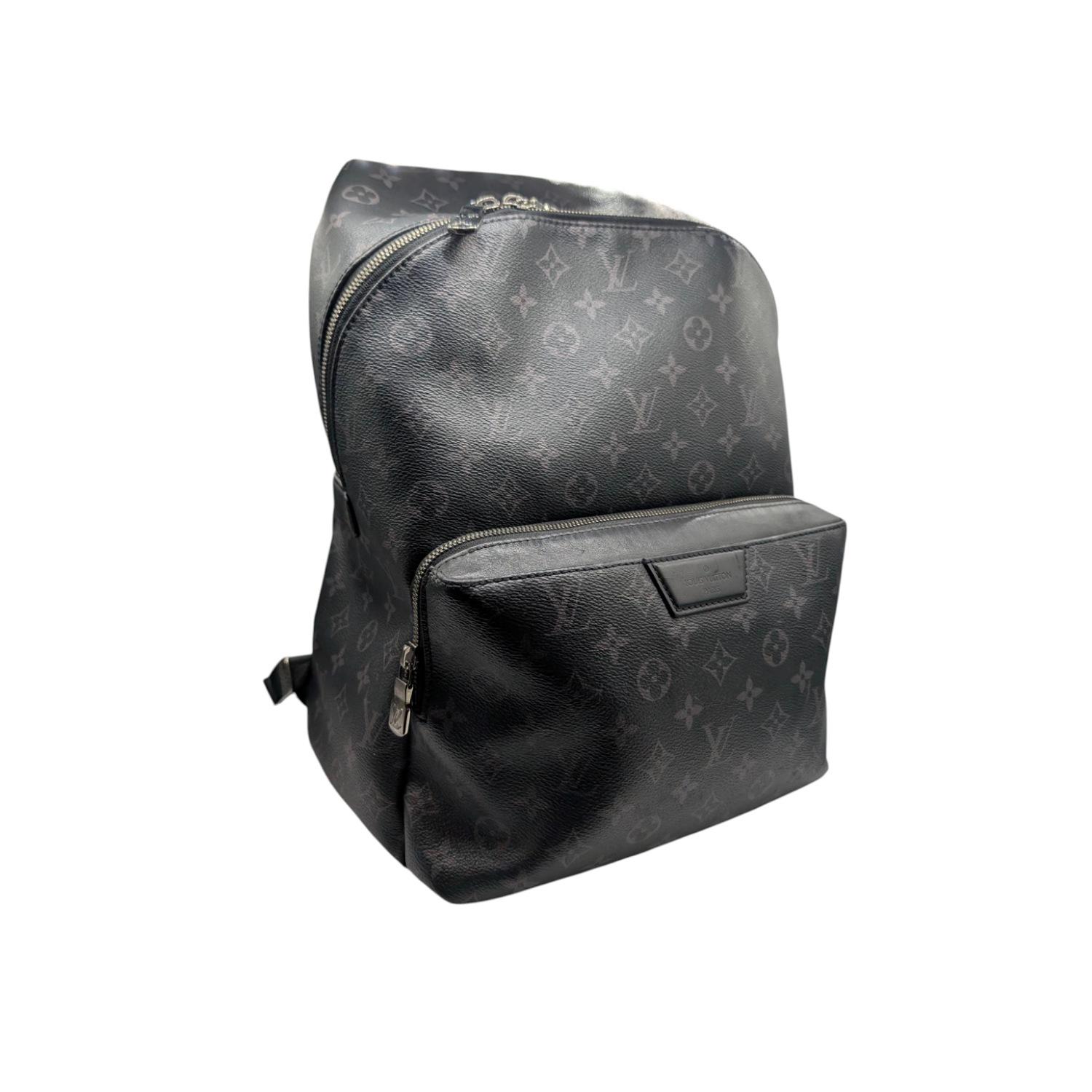 Faites l'expérience du luxe et de la sophistication avec le sac à dos Louis Vuitton Monogram Eclipse Discovery PM. Fabriqué en toile enduite noire et garni de cuir, ce sac à dos est doté de ferrures argentées et de multiples poches pour faciliter
