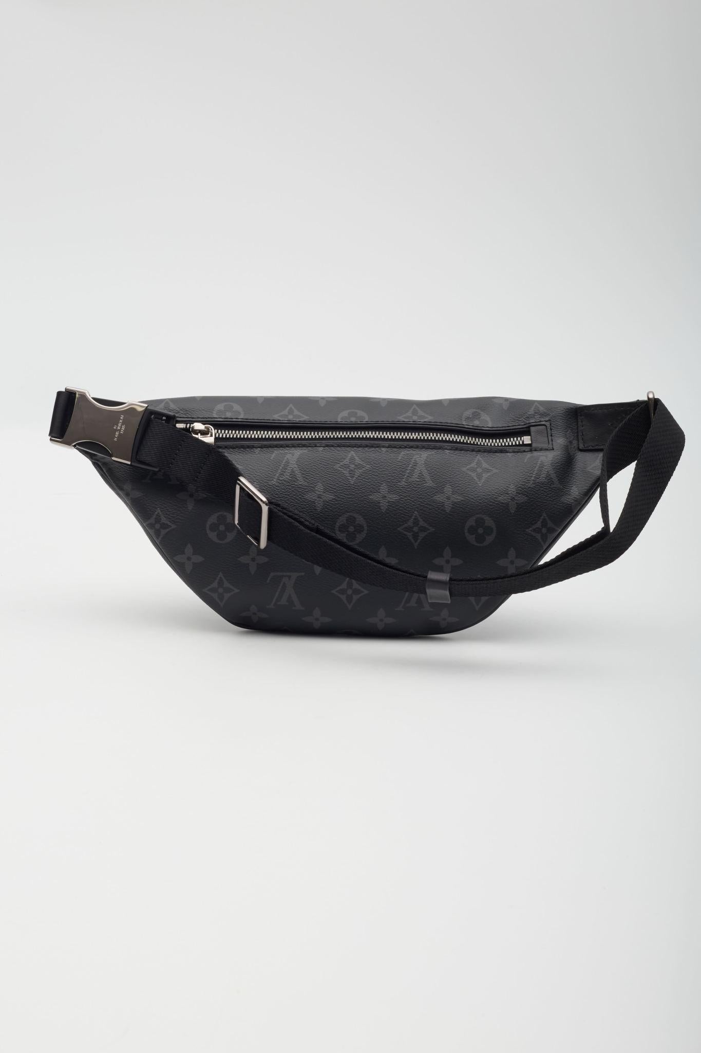 Louis Vuitton Monogram Eclipse Discovery Bumbag PM In Excellent Condition For Sale In Montreal, Quebec