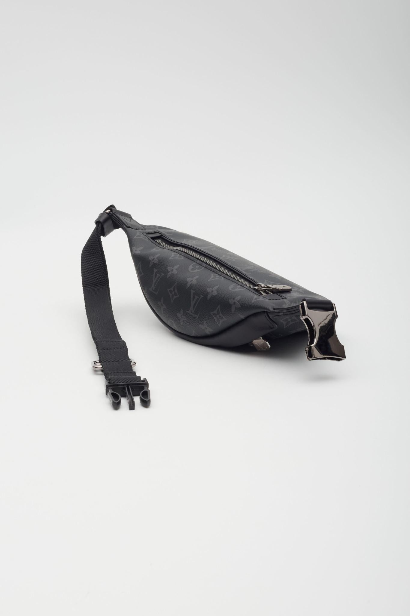 Men's Louis Vuitton Monogram Eclipse Discovery Bumbag PM For Sale