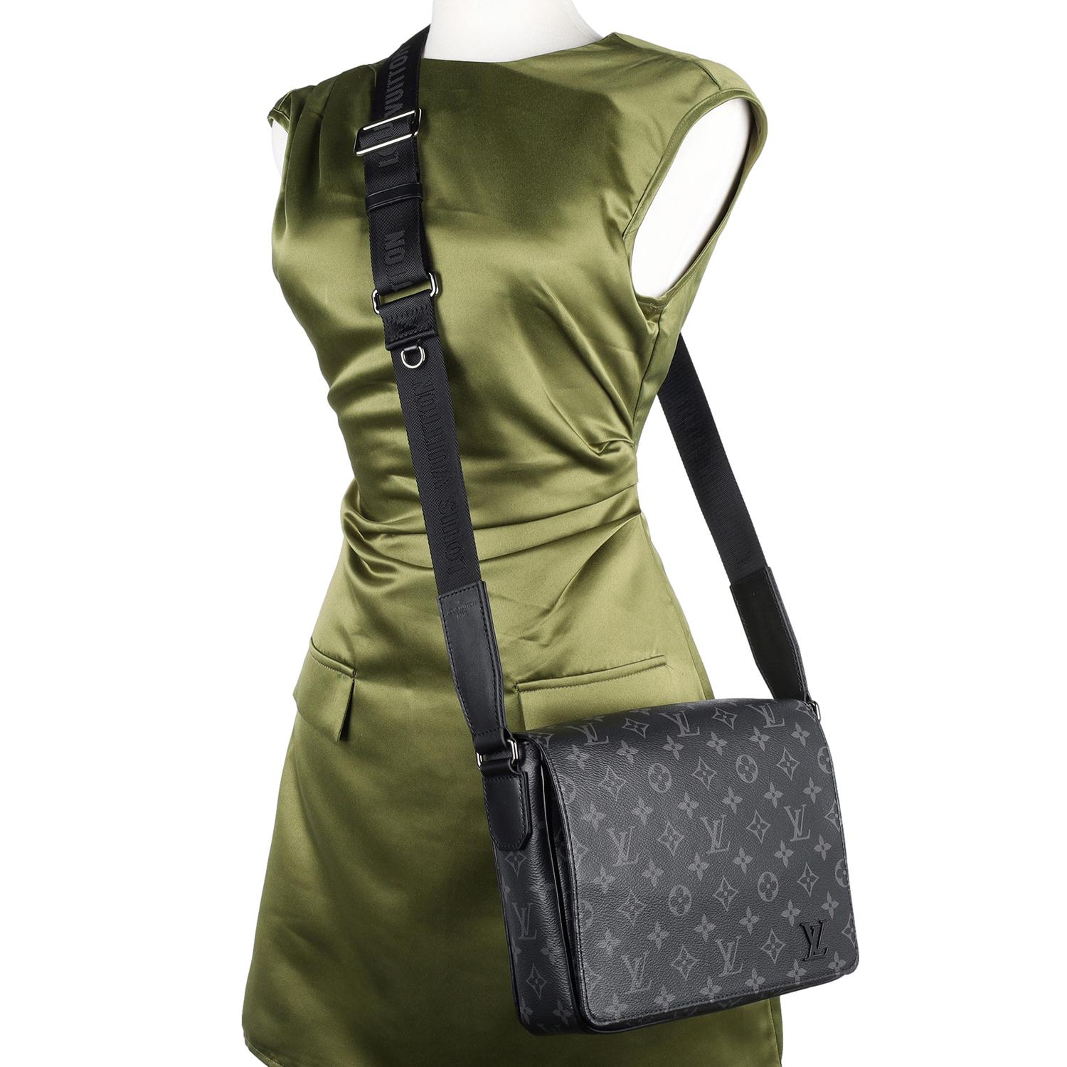 Bolso crossbody auténtico Louis Vuitton con monograma del distrito Eclipse en grafito.

Presenta grafito Louis Vuitton sobre lona con monograma, logotipo LV, cierre frontal con solapa, bolsillo trasero con cremallera, correa ajustable para el hombro