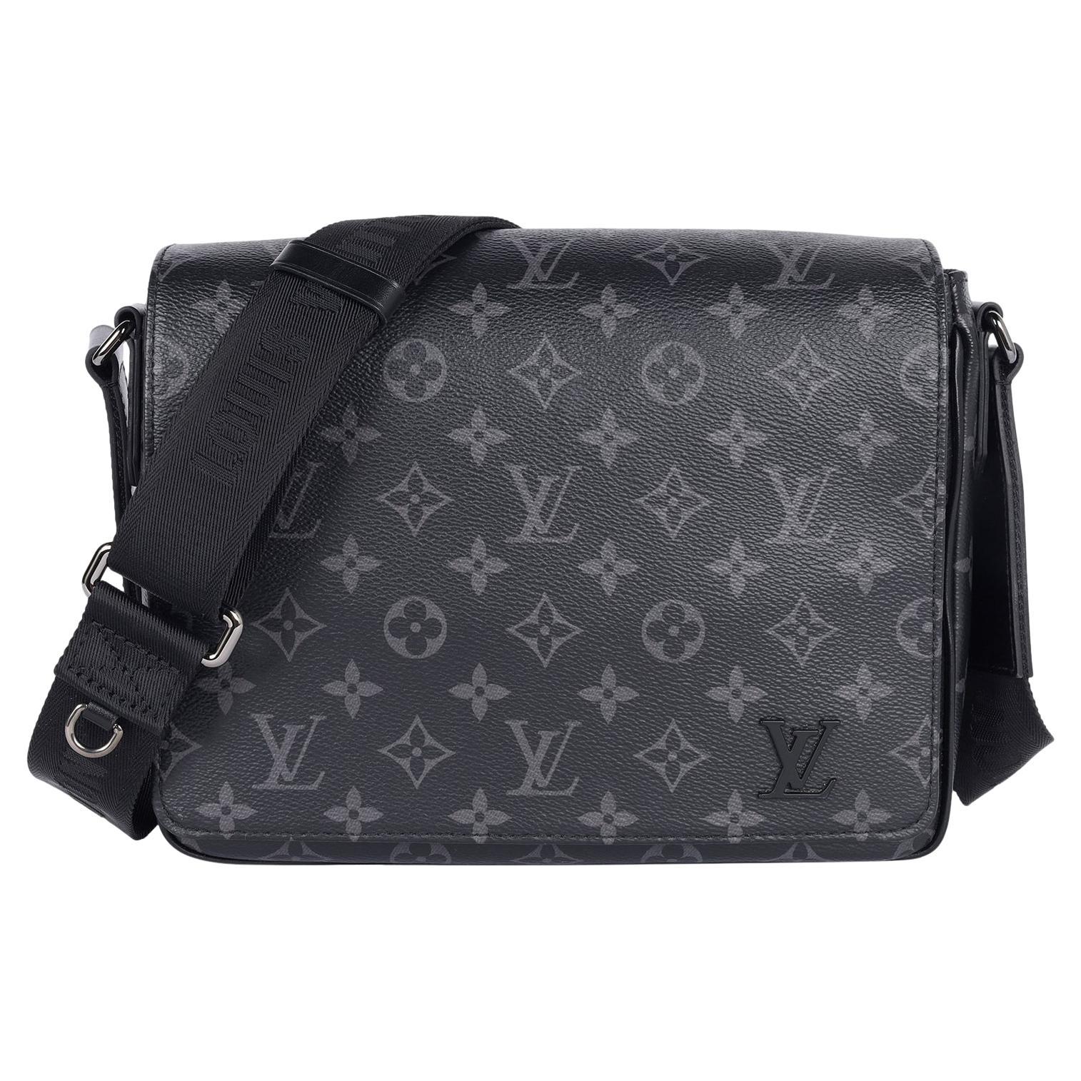 LOUIS VUITTON Monograma Eclipse Distrito PM Negro en venta