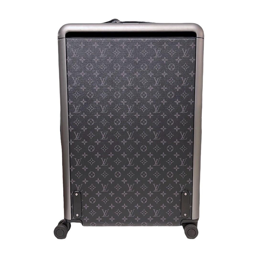 We are offering this very nice Louis Vuitton Horizon 70 rolling suitcase. Made in France in 2021, it is crafted of a beautiful monogram eclipse coated canvas with aluminum metallic pieces and leather corners. It features a secure zipper and lock