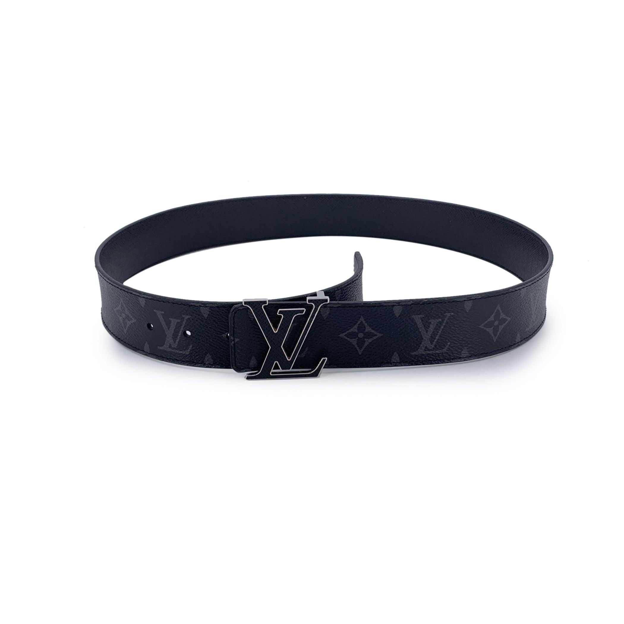 La ceinture réversible Iconic 40 mm Initiales de Louis Vuitton est un accessoire raffiné qui apporte une touche de sophistication à toutes les tenues. Cette ceinture polyvalente, d'une largeur de 4 cm, est confectionnée en toile éclipse monogramme