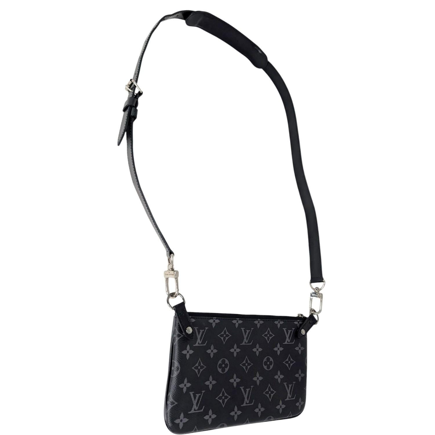 Originariamente è stata progettata come custodia esterna con cerniera più grande da collegare alla borsa Louis Vuitton Trio Messenger. Questo astuccio con zip è realizzato con l'iconica tela rivestita Monogram The Eclipse Reverse di Louis Vuitton,