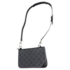 Louis Vuitton Monograma Eclipse Trío inverso Bolsa con cremallera Crossbody