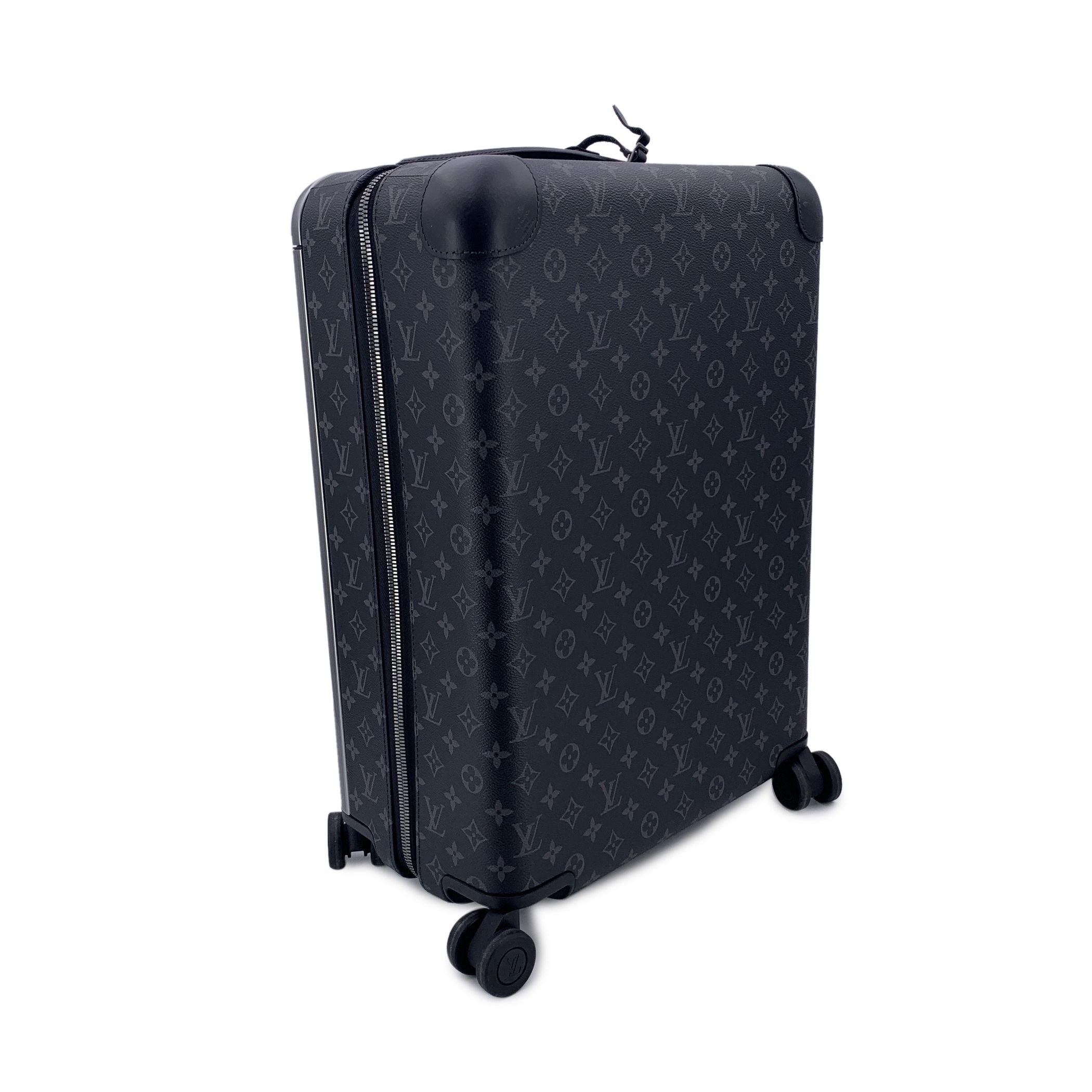 This beautiful Bag will come with a Certificate of Authenticity provided by Entrupy. The certificate will be provided at no further cost. Gorgeous Louis Vuitton HORIZON 55 Roller Luggage, mod. M23002. This sophisticated and practical suitcase is