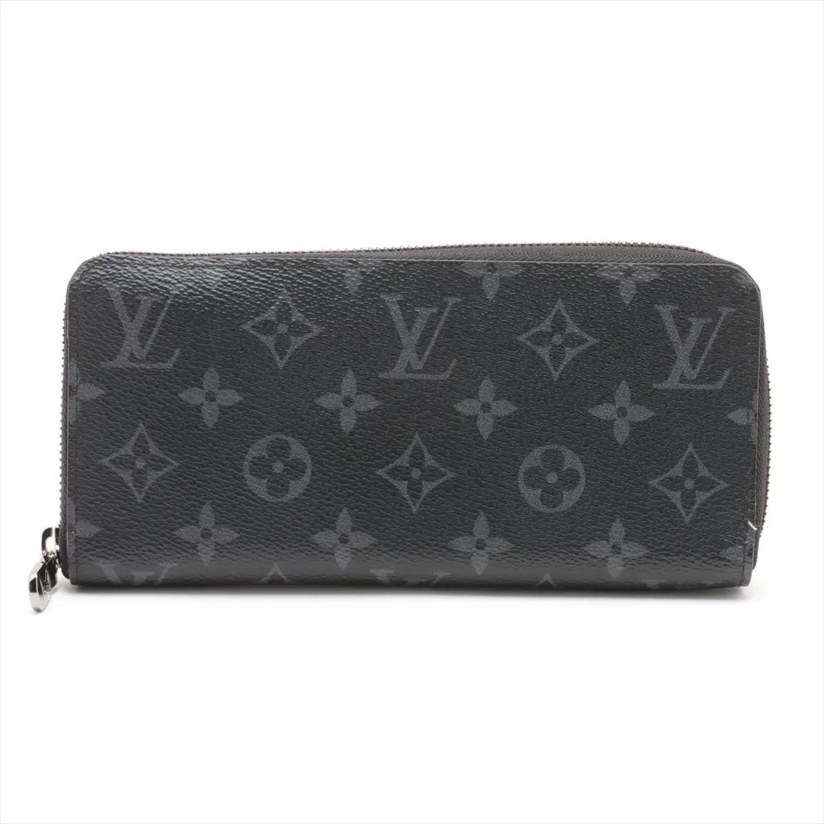 Die Louis Vuitton Monogram Eclipse Zippy Horizontal Wallet ist eine schlichte und maskuline Interpretation eines klassischen Designs, gefertigt aus dem für das Haus charakteristischen Monogram Eclipse Canvas in dezenten Schwarz- und Grautönen. Die