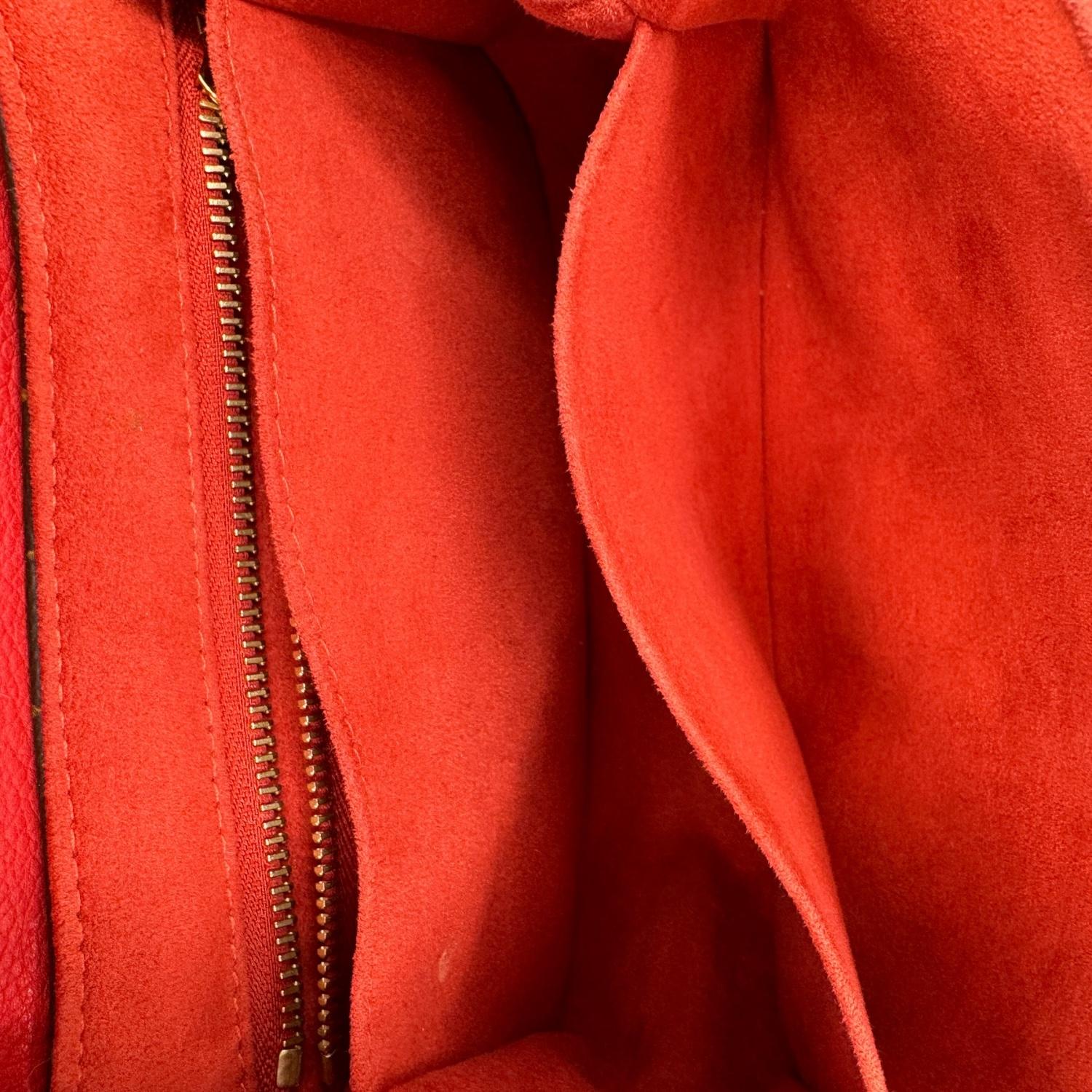 Sac à bandoulière Eden MM rouge avec monogramme Louis Vuitton en vente 3