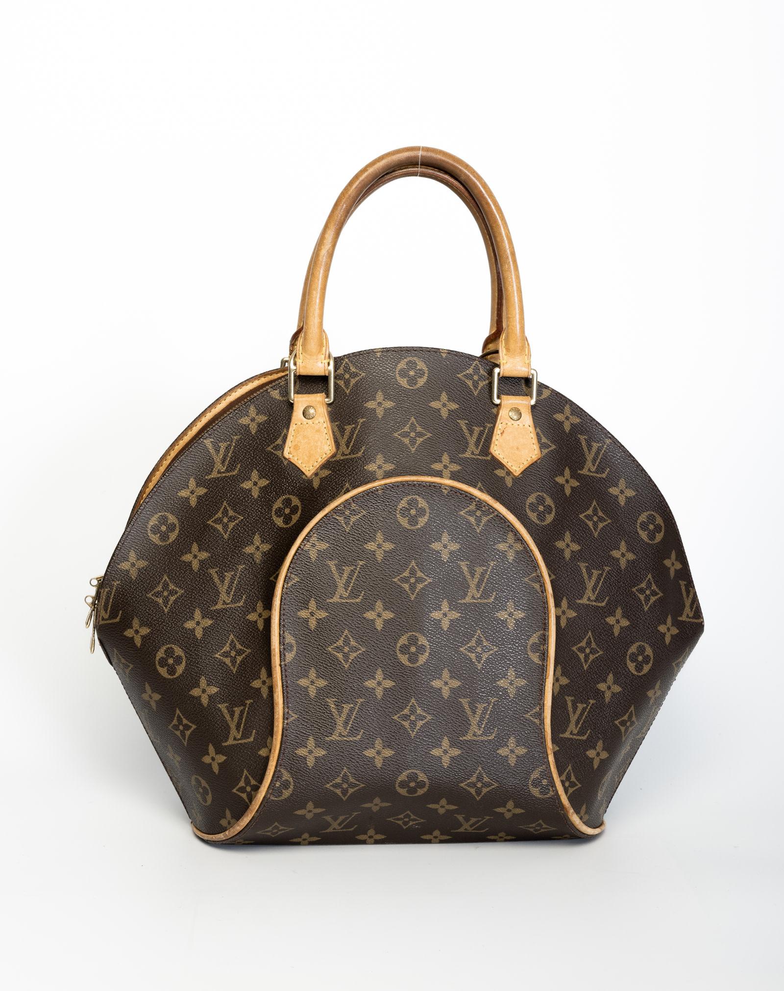 This bag is made with brown canvas with monogram pattern and features aged vachetta cowhide leather finishes and brass hardware accents. Top zipper closure opens to an interior of brown woven fabric with a patch pocket.

Color: Brown
Material: