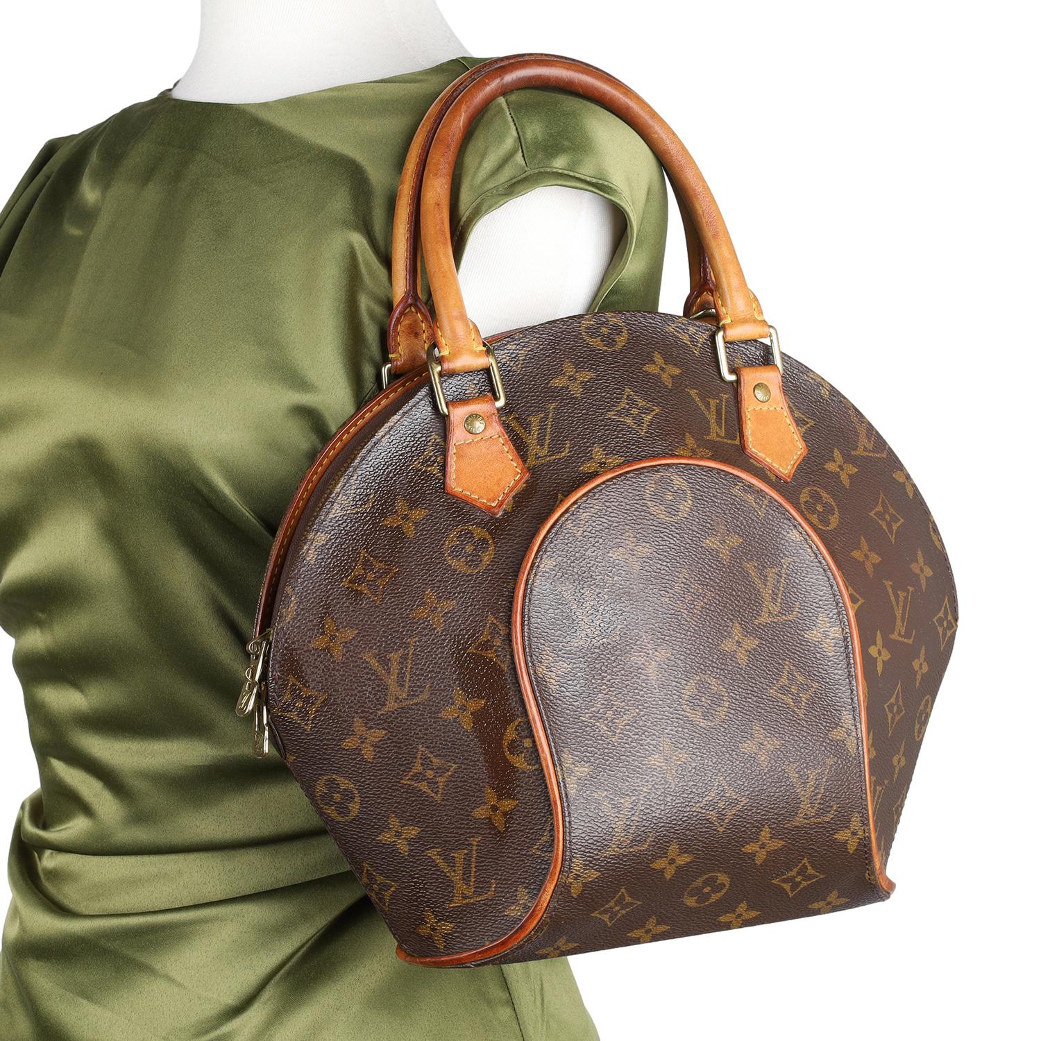 Authentique sac à main Monogram Ellipse PM de Louis Vuitton. Toile Monogram avec accent en cuir, poignées en cuir roulées, double fermeture à glissière, quincaillerie dorée, doublure intérieure en textile marron avec pochette à glissière.

Code de