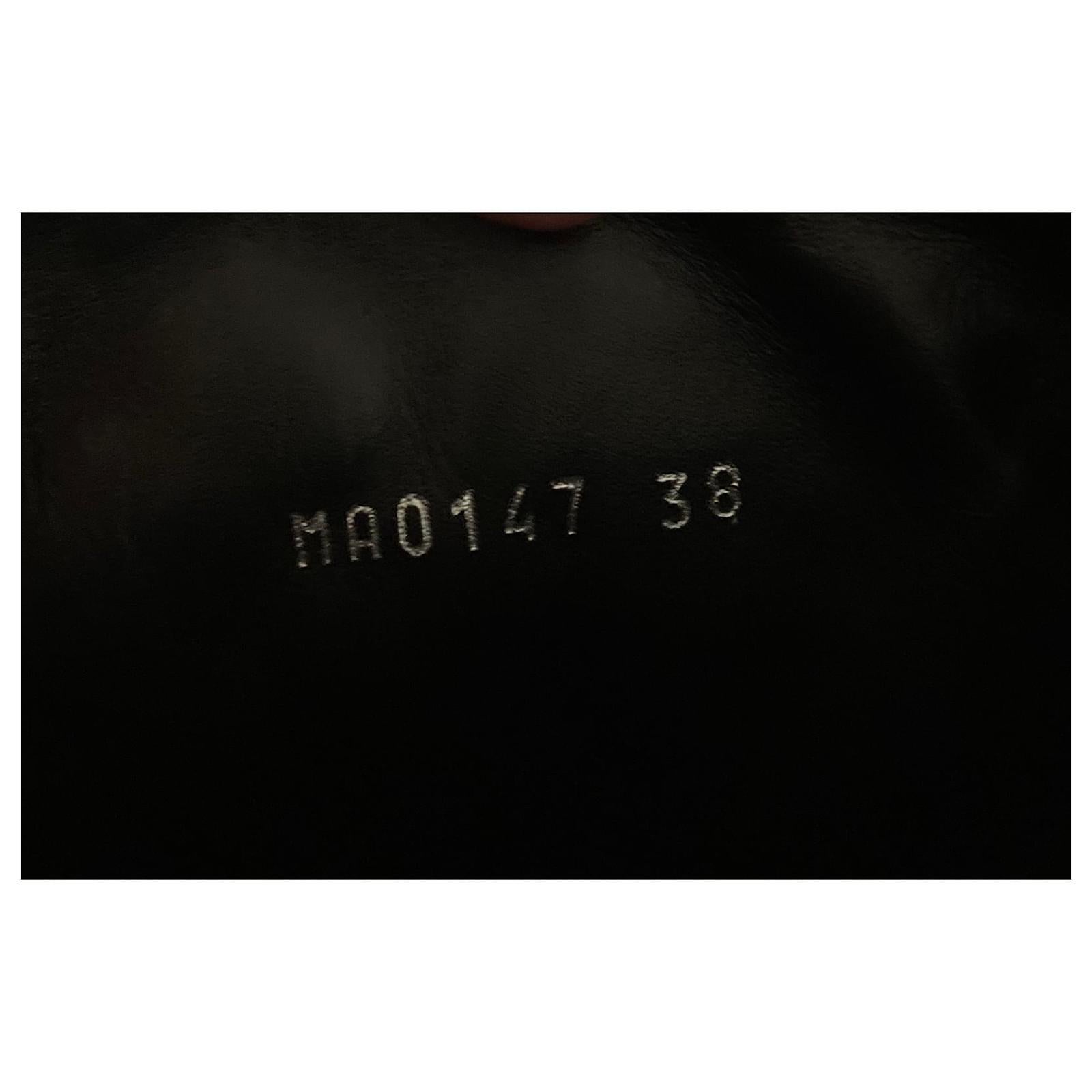 Bottes motardes gaufrées Monogram de Louis Vuitton en vente 3