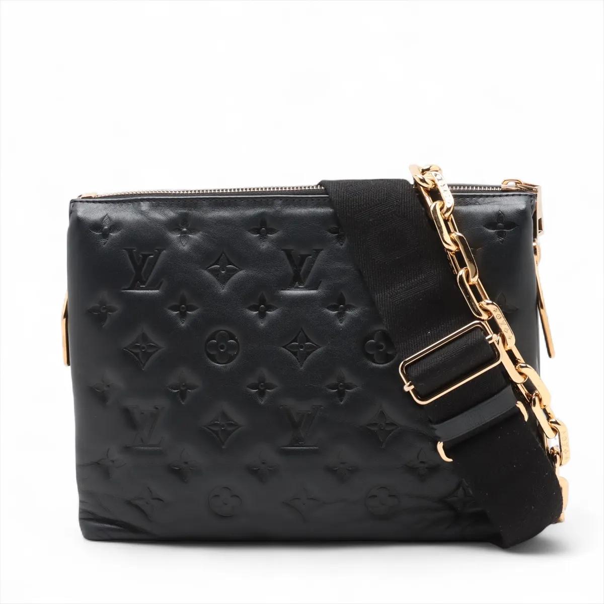 La PM Louis Vuitton Monogram Embossed Coussin in nero emana una raffinatezza contemporanea grazie al suo esterno in nylon morbido ed elastico con il motivo Monogram. Progettato per garantire stile e versatilità, è dotato di due cinghie: una catena