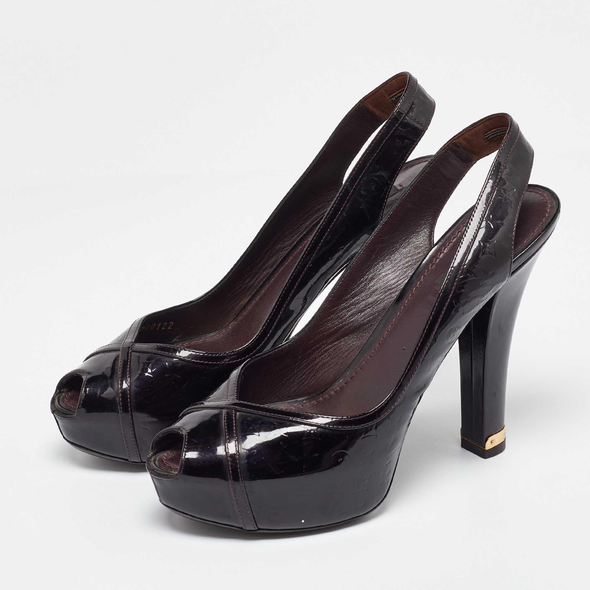 Descubre la elegancia del calzado con estos zapatos de salón LV para mujer. Meticulosamente diseñados, estos tacones combinan moda y comodidad para que brilles en cualquier situación.