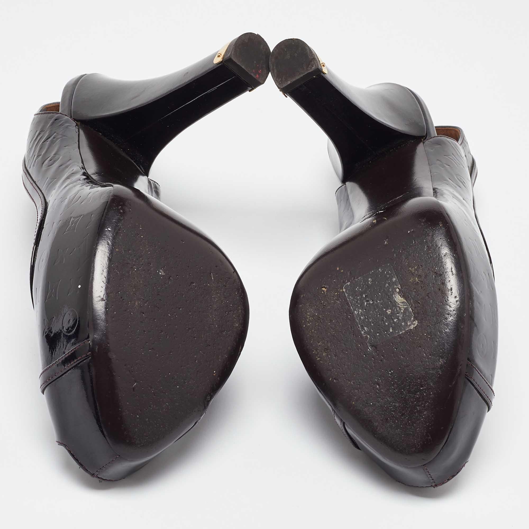 Louis Vuitton Monograma en relieve de charol Tamara Slingback Bombas Tamaño 39.5 en venta 1