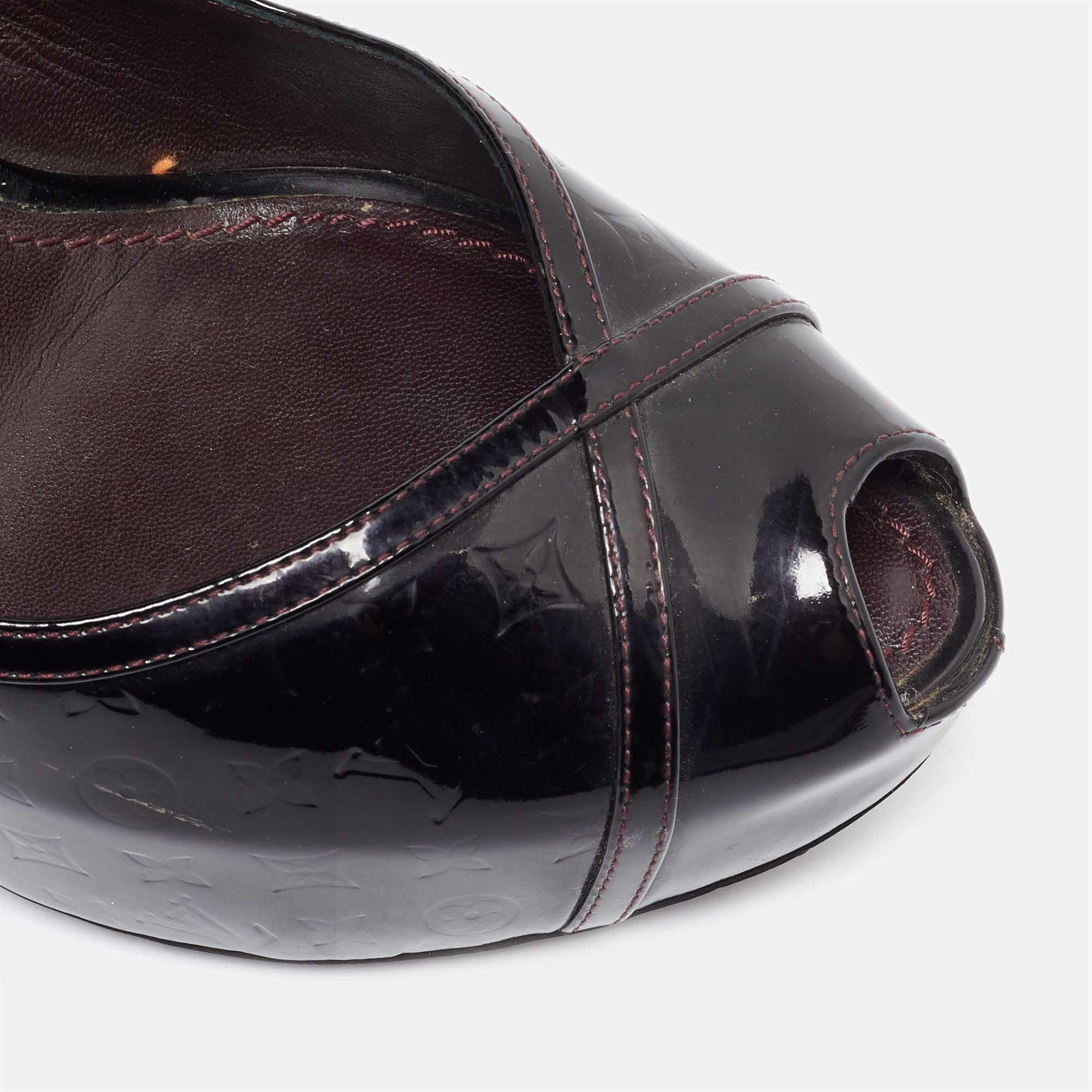 Louis Vuitton Monograma en relieve de charol Tamara Slingback Bombas Tamaño 39.5 en venta 3